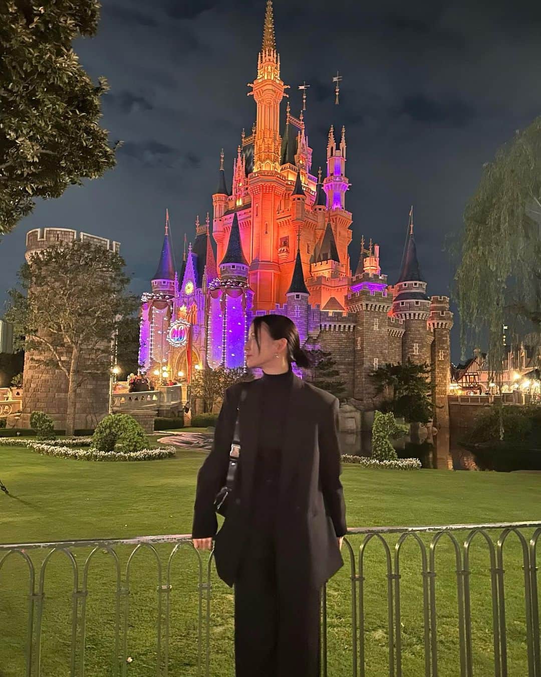 朝日奈央さんのインスタグラム写真 - (朝日奈央Instagram)「Halloween Disney 🖤🎃 ピーターパンとジャンプするタイミング一緒だった🫢🪄  #disneyland #halloweendisney #あさひ私服」11月3日 12時58分 - pop_step_asahi