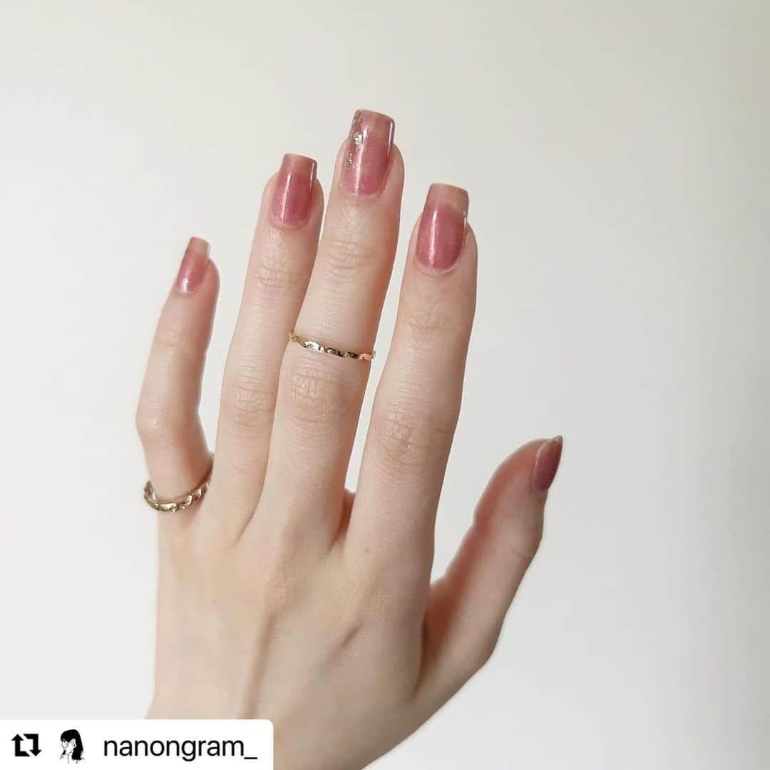 【PLANET NAIL（プラネット ネイル）】公式さんのインスタグラム写真 - (【PLANET NAIL（プラネット ネイル）】公式Instagram)「✰✰✰✰✰✰✰✰✰✰✰ PLANET Girl🪐 @nanongram_ さま♡  PLB17 運命の女神 を使った大人可愛いネイルデザインの ご紹介をいたします😌🩷🩷🩷 ╍ ╍ ╍ ╍ ╍ ╍ ╍ ╍ ╍ ╍ ╍ ╍ ╍ ╍  お久しぶりです！ 忙しかったり、体調崩したりで投稿おやすみしていました😌 1ヶ月休むだけで撮影の仕方忘れている… 少しずつリハビリしていきます笑  今回はワンカラーと見せかけて重ね塗りパターンです✨️ ちふれのラメにパープルのシアーカラーを重ね、 その上から更に飾りラメを… 想像以上に好みなデザインになって嬉しいです☺️ オフィスネイルとかにも良さそう！  ••┈┈••✼••┈┈••✼••┈┈••✼••┈┈••✼ 使用したネイル  べースのラメ @chifure_official  #ちふれネイル601   シアーパープル @bluemoment.beauty  #惹かれる知性   ラメネイル @planet.jp  #運命の女神  #plb17   #ネイル #セルフネイル #プチプラ #プチプラネイル #ちふれネイル #ちふれネイルエナメル #ネイル好きさんと繋がりたい #セルフネイラーさんと繋がりたい #ラメネイル #シアーネイル #ブルーモーメント #bluemoment #planetnail #プラネットネイル #planetgirl #nail #オフィスネイル」11月3日 12時55分 - planet.jp