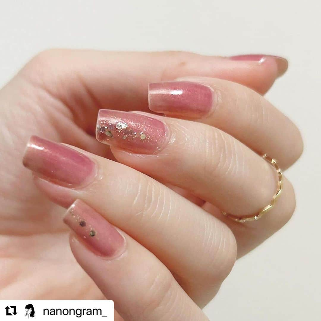 【PLANET NAIL（プラネット ネイル）】公式さんのインスタグラム写真 - (【PLANET NAIL（プラネット ネイル）】公式Instagram)「✰✰✰✰✰✰✰✰✰✰✰ PLANET Girl🪐 @nanongram_ さま♡  PLB17 運命の女神 を使った大人可愛いネイルデザインの ご紹介をいたします😌🩷🩷🩷 ╍ ╍ ╍ ╍ ╍ ╍ ╍ ╍ ╍ ╍ ╍ ╍ ╍ ╍  お久しぶりです！ 忙しかったり、体調崩したりで投稿おやすみしていました😌 1ヶ月休むだけで撮影の仕方忘れている… 少しずつリハビリしていきます笑  今回はワンカラーと見せかけて重ね塗りパターンです✨️ ちふれのラメにパープルのシアーカラーを重ね、 その上から更に飾りラメを… 想像以上に好みなデザインになって嬉しいです☺️ オフィスネイルとかにも良さそう！  ••┈┈••✼••┈┈••✼••┈┈••✼••┈┈••✼ 使用したネイル  べースのラメ @chifure_official  #ちふれネイル601   シアーパープル @bluemoment.beauty  #惹かれる知性   ラメネイル @planet.jp  #運命の女神  #plb17   #ネイル #セルフネイル #プチプラ #プチプラネイル #ちふれネイル #ちふれネイルエナメル #ネイル好きさんと繋がりたい #セルフネイラーさんと繋がりたい #ラメネイル #シアーネイル #ブルーモーメント #bluemoment #planetnail #プラネットネイル #planetgirl #nail #オフィスネイル」11月3日 12時55分 - planet.jp