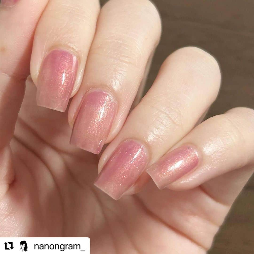 【PLANET NAIL（プラネット ネイル）】公式さんのインスタグラム写真 - (【PLANET NAIL（プラネット ネイル）】公式Instagram)「✰✰✰✰✰✰✰✰✰✰✰ PLANET Girl🪐 @nanongram_ さま♡  PLB17 運命の女神 を使った大人可愛いネイルデザインの ご紹介をいたします😌🩷🩷🩷 ╍ ╍ ╍ ╍ ╍ ╍ ╍ ╍ ╍ ╍ ╍ ╍ ╍ ╍  お久しぶりです！ 忙しかったり、体調崩したりで投稿おやすみしていました😌 1ヶ月休むだけで撮影の仕方忘れている… 少しずつリハビリしていきます笑  今回はワンカラーと見せかけて重ね塗りパターンです✨️ ちふれのラメにパープルのシアーカラーを重ね、 その上から更に飾りラメを… 想像以上に好みなデザインになって嬉しいです☺️ オフィスネイルとかにも良さそう！  ••┈┈••✼••┈┈••✼••┈┈••✼••┈┈••✼ 使用したネイル  べースのラメ @chifure_official  #ちふれネイル601   シアーパープル @bluemoment.beauty  #惹かれる知性   ラメネイル @planet.jp  #運命の女神  #plb17   #ネイル #セルフネイル #プチプラ #プチプラネイル #ちふれネイル #ちふれネイルエナメル #ネイル好きさんと繋がりたい #セルフネイラーさんと繋がりたい #ラメネイル #シアーネイル #ブルーモーメント #bluemoment #planetnail #プラネットネイル #planetgirl #nail #オフィスネイル」11月3日 12時55分 - planet.jp