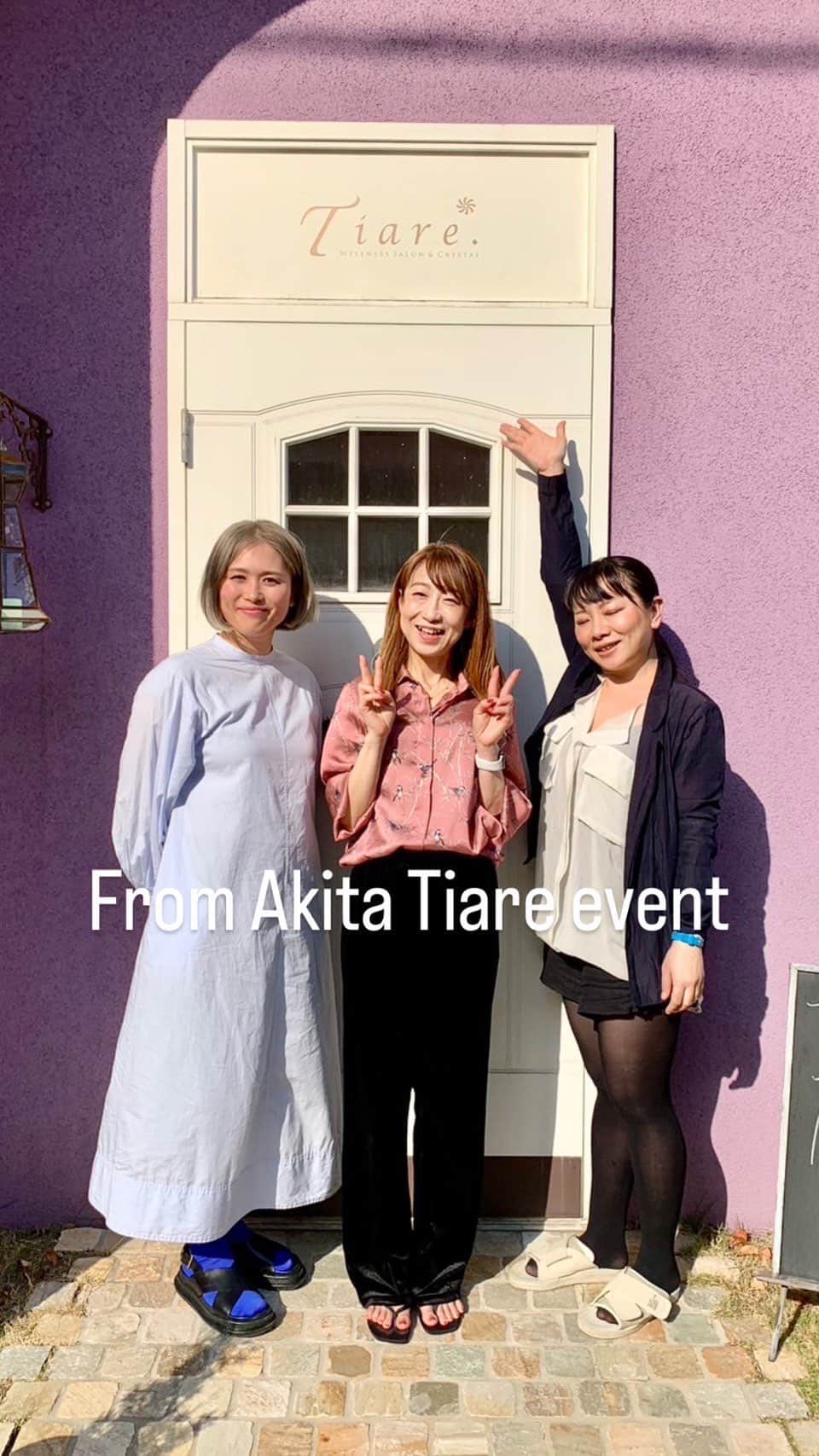 ジェーン・アイルデールのインスタグラム：「【live】秋田のお取引さまのティアレより配信💕Janeと天然石のメディカルエステ、さらにセキセイインンコのいるお店 これからも末永くよろしくお願いします🦜」