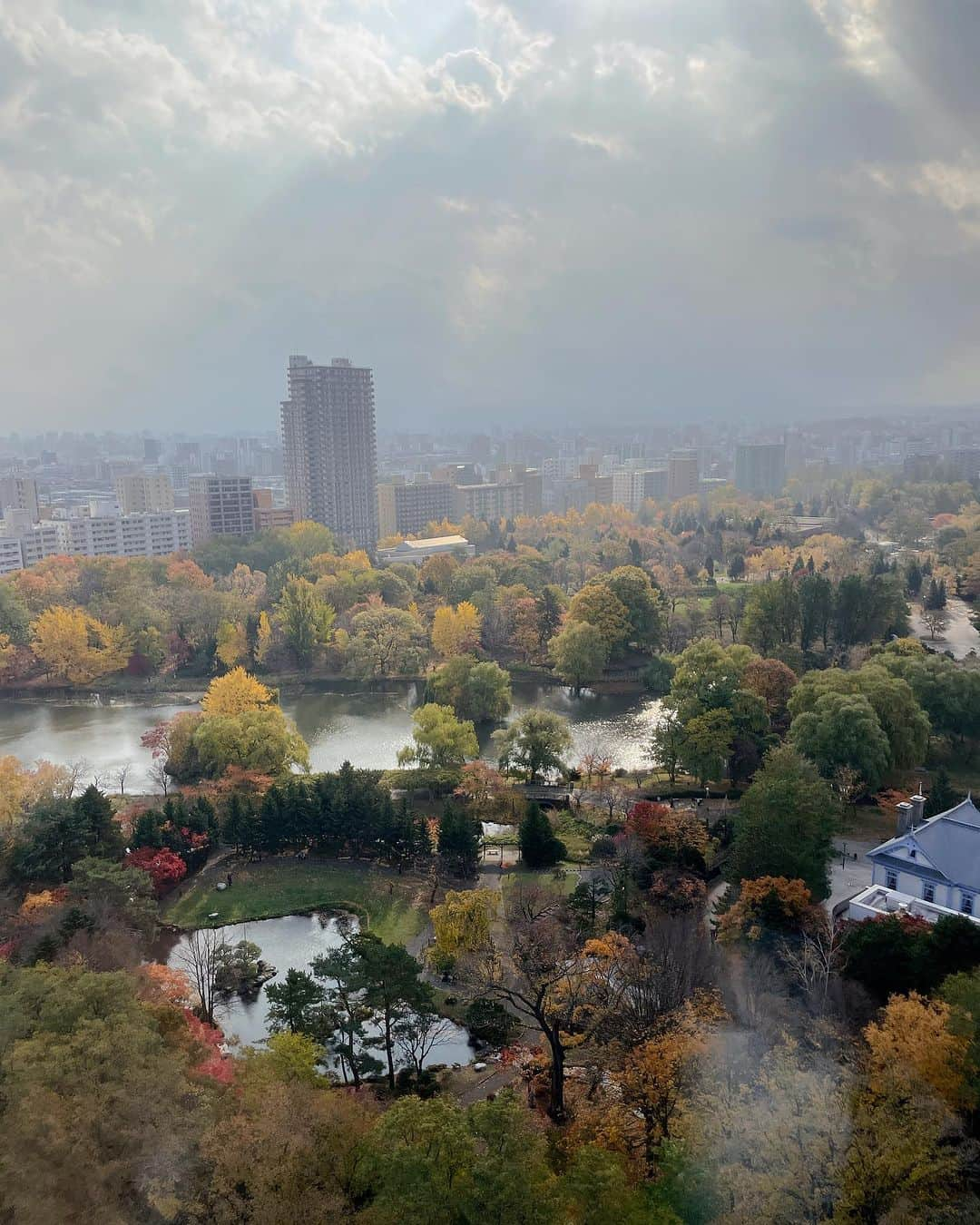 田中彩子のインスタグラム：「Sapporo 紅葉が美しい札幌 この後リサイタルコンサート @kitara_sapporo 🍁 @kawadakentaro  #田中彩子リサイタルツアー2023」