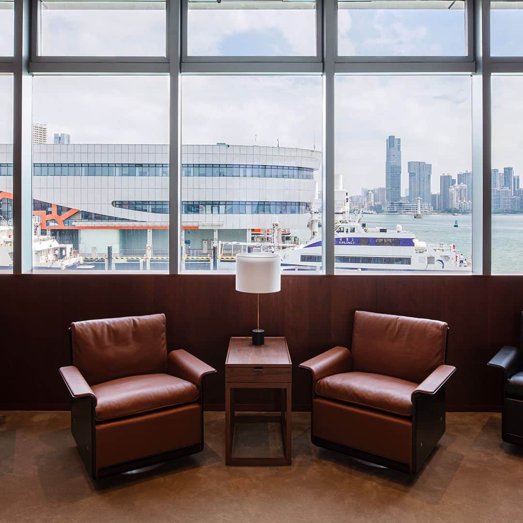 キャセイパシフィック航空さんのインスタグラム写真 - (キャセイパシフィック航空Instagram)「Introducing our Shekou Cruise Home Port lounge, ready to offer the signature Cathay experience as you travel between the Greater Bay Area and the world via Hong Kong ❤️.  Our first-ever ferry lounge is where you can unwind and enjoy the panoramic view of the surrounding sea, while savouring Hong Kong and regional flavours before your journey🍴.  A 30-minute direct ferry ride takes you from the lounge to the SkyPier at HKIA, where you can handily transfer to a Cathay flight heading towards destinations worldwide🛫. Now that the health declaration code is no longer required to cross the border, move even more smoothly on your connecting journey!  📍Location: Shekou Cruise Home Port, HKIA departures lounge  Learn more: Link in Bio  #cathaypacific #MoveBeyond  我們的蛇口郵輪母港貴賓室現已投入服務，準備好以最悉心的服務，迎接經香港來往大灣區及世界各地的旅客❤。  你可以於我們首個港口貴賓室飽覽廣闊海景、享用香港及不同地區的特色美食🍴。  只需30分鐘渡輪航程，你就能直達香港國際機場的海天客運碼頭，輕鬆轉乘國泰航班前往你夢寐以求的目的地🛫。此外，現時過關已免除健康碼申報，令接駁旅程更快捷！  📍地點：蛇口郵輪母港往香港國際機場出發候船廳  了解更多：點擊Bio Link  #國泰航空 #志在飛躍」11月3日 13時00分 - cathaypacific