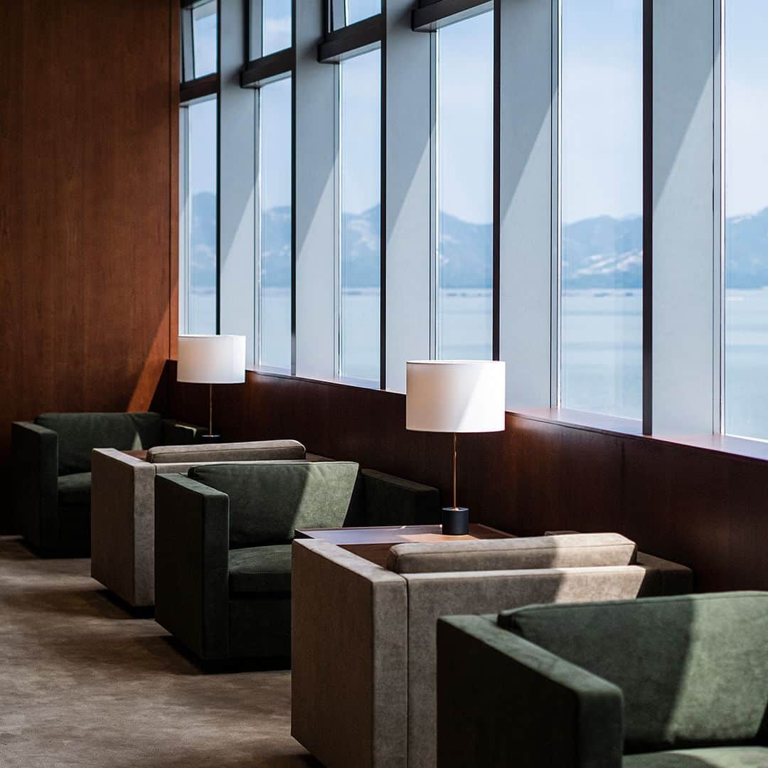 キャセイパシフィック航空のインスタグラム：「Introducing our Shekou Cruise Home Port lounge, ready to offer the signature Cathay experience as you travel between the Greater Bay Area and the world via Hong Kong ❤️.  Our first-ever ferry lounge is where you can unwind and enjoy the panoramic view of the surrounding sea, while savouring Hong Kong and regional flavours before your journey🍴.  A 30-minute direct ferry ride takes you from the lounge to the SkyPier at HKIA, where you can handily transfer to a Cathay flight heading towards destinations worldwide🛫. Now that the health declaration code is no longer required to cross the border, move even more smoothly on your connecting journey!  📍Location: Shekou Cruise Home Port, HKIA departures lounge  Learn more: Link in Bio  #cathaypacific #MoveBeyond  我們的蛇口郵輪母港貴賓室現已投入服務，準備好以最悉心的服務，迎接經香港來往大灣區及世界各地的旅客❤。  你可以於我們首個港口貴賓室飽覽廣闊海景、享用香港及不同地區的特色美食🍴。  只需30分鐘渡輪航程，你就能直達香港國際機場的海天客運碼頭，輕鬆轉乘國泰航班前往你夢寐以求的目的地🛫。此外，現時過關已免除健康碼申報，令接駁旅程更快捷！  📍地點：蛇口郵輪母港往香港國際機場出發候船廳  了解更多：點擊Bio Link  #國泰航空 #志在飛躍」