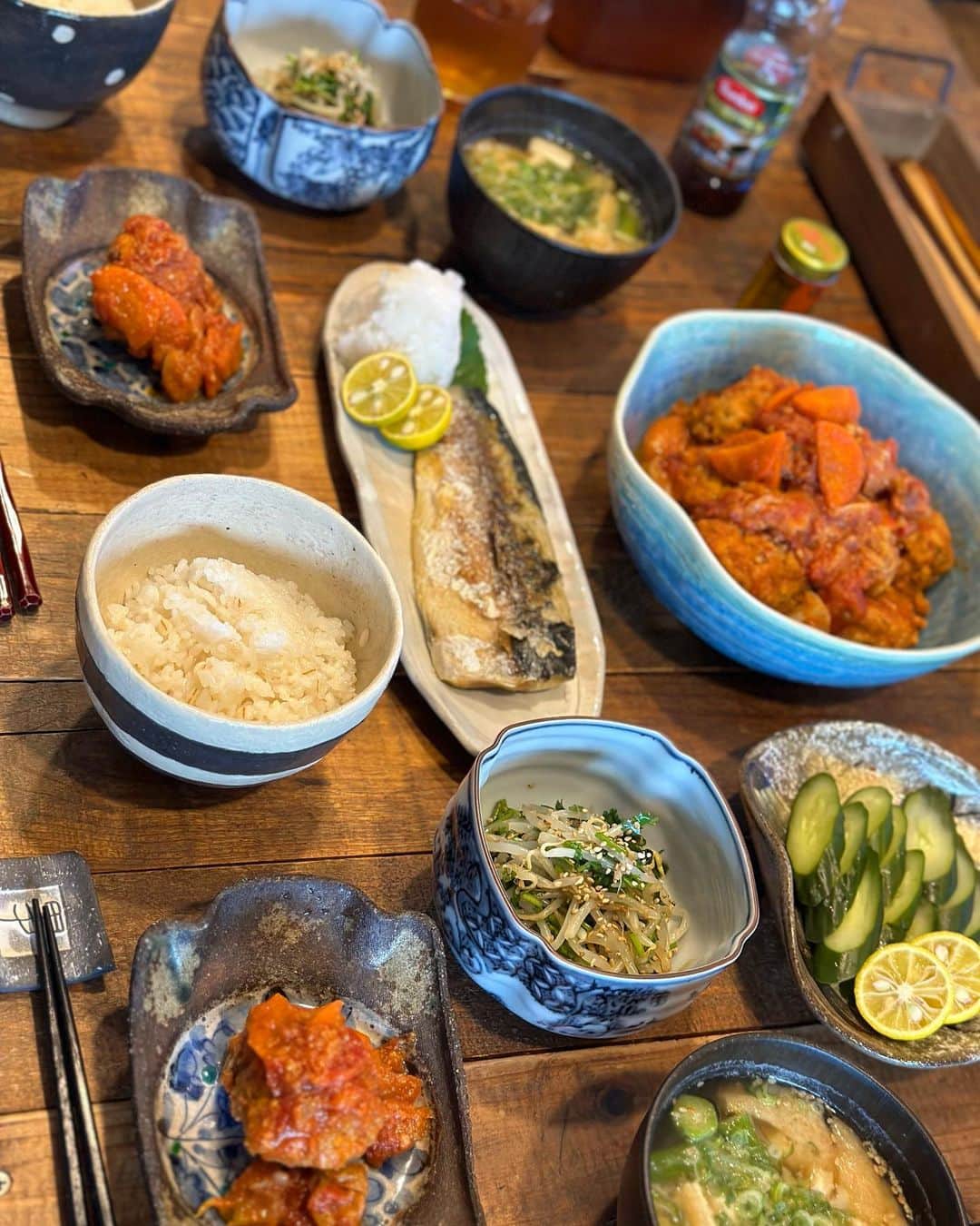 chiruさんのインスタグラム写真 - (chiruInstagram)「お昼ご飯🍚  •鯖の塩焼き •豚ミンチボールとキャベツのトマト煮 •もやしとパクチーのサラダ •自家製きゅうりのぬか漬け •オクラと豆腐と揚げの胡麻味噌汁  もやしとパクチーサラダにカルディの(牡蠣と白みそのディップ）pic3を混ぜて食べても👍これ何にでも合うよ！  pic4 かんちゃんの実家行ったらいつもお茶菓子とか出してくれる時の器がめっちゃセンスあって素敵やなぁ…って思ってて、そしたらまさかの『良かったら使って』って沢山素敵な器を譲ってくれたん😳😆🙌嬉しすぎて早速お昼ご飯でいくつか使ったよん♡ やっぱり器が素敵だとお料理が美味しく見える😋 かんちゃんママありがとう〜♡ ・ 【もやしとパクチーのサラダ】 もやし　1袋 パクチー　好きなだけ ⚫︎ポン酢　大1.5 ⚫︎ごま油　大1 ⚫︎塩　少々 ⚫︎ごま　好きなだけ ①もやしは袋を開けて水を入れてシャカシャカ洗って水を切り袋のままレンチンして火を通し水気を切ってボールへ ②パクチーも食べやすい大きさに切って①のボールへ入れ⚫︎も入れてざっくり混ぜて完成 ・ ・ ・ #お昼ごはん#昼ごはん#昼食#昼飯#日本食#和食#ランチ#lunch#家庭料理#ちる0909飯#ちる0909memory#簡単料理#節約レシピ #おうちごはん#家ごはん#うちごはん#おうちごはん#ご飯記録#lifestyle#食卓#団欒#家族時間#器#器好き#器のある暮らし#食器#食器好き#instagood#instafood#japanesefood」11月3日 13時02分 - chiru0909