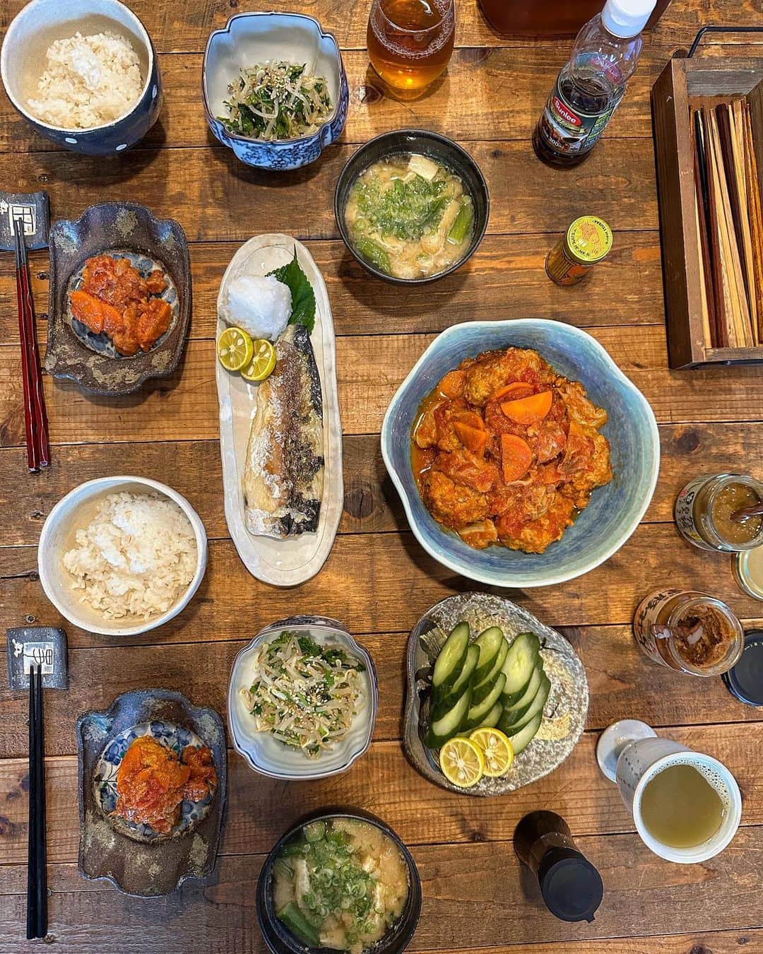 chiruさんのインスタグラム写真 - (chiruInstagram)「お昼ご飯🍚  •鯖の塩焼き •豚ミンチボールとキャベツのトマト煮 •もやしとパクチーのサラダ •自家製きゅうりのぬか漬け •オクラと豆腐と揚げの胡麻味噌汁  もやしとパクチーサラダにカルディの(牡蠣と白みそのディップ）pic3を混ぜて食べても👍これ何にでも合うよ！  pic4 かんちゃんの実家行ったらいつもお茶菓子とか出してくれる時の器がめっちゃセンスあって素敵やなぁ…って思ってて、そしたらまさかの『良かったら使って』って沢山素敵な器を譲ってくれたん😳😆🙌嬉しすぎて早速お昼ご飯でいくつか使ったよん♡ やっぱり器が素敵だとお料理が美味しく見える😋 かんちゃんママありがとう〜♡ ・ 【もやしとパクチーのサラダ】 もやし　1袋 パクチー　好きなだけ ⚫︎ポン酢　大1.5 ⚫︎ごま油　大1 ⚫︎塩　少々 ⚫︎ごま　好きなだけ ①もやしは袋を開けて水を入れてシャカシャカ洗って水を切り袋のままレンチンして火を通し水気を切ってボールへ ②パクチーも食べやすい大きさに切って①のボールへ入れ⚫︎も入れてざっくり混ぜて完成 ・ ・ ・ #お昼ごはん#昼ごはん#昼食#昼飯#日本食#和食#ランチ#lunch#家庭料理#ちる0909飯#ちる0909memory#簡単料理#節約レシピ #おうちごはん#家ごはん#うちごはん#おうちごはん#ご飯記録#lifestyle#食卓#団欒#家族時間#器#器好き#器のある暮らし#食器#食器好き#instagood#instafood#japanesefood」11月3日 13時02分 - chiru0909