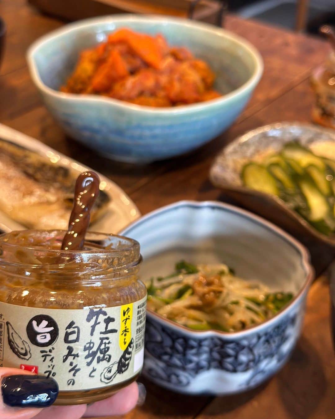 chiruさんのインスタグラム写真 - (chiruInstagram)「お昼ご飯🍚  •鯖の塩焼き •豚ミンチボールとキャベツのトマト煮 •もやしとパクチーのサラダ •自家製きゅうりのぬか漬け •オクラと豆腐と揚げの胡麻味噌汁  もやしとパクチーサラダにカルディの(牡蠣と白みそのディップ）pic3を混ぜて食べても👍これ何にでも合うよ！  pic4 かんちゃんの実家行ったらいつもお茶菓子とか出してくれる時の器がめっちゃセンスあって素敵やなぁ…って思ってて、そしたらまさかの『良かったら使って』って沢山素敵な器を譲ってくれたん😳😆🙌嬉しすぎて早速お昼ご飯でいくつか使ったよん♡ やっぱり器が素敵だとお料理が美味しく見える😋 かんちゃんママありがとう〜♡ ・ 【もやしとパクチーのサラダ】 もやし　1袋 パクチー　好きなだけ ⚫︎ポン酢　大1.5 ⚫︎ごま油　大1 ⚫︎塩　少々 ⚫︎ごま　好きなだけ ①もやしは袋を開けて水を入れてシャカシャカ洗って水を切り袋のままレンチンして火を通し水気を切ってボールへ ②パクチーも食べやすい大きさに切って①のボールへ入れ⚫︎も入れてざっくり混ぜて完成 ・ ・ ・ #お昼ごはん#昼ごはん#昼食#昼飯#日本食#和食#ランチ#lunch#家庭料理#ちる0909飯#ちる0909memory#簡単料理#節約レシピ #おうちごはん#家ごはん#うちごはん#おうちごはん#ご飯記録#lifestyle#食卓#団欒#家族時間#器#器好き#器のある暮らし#食器#食器好き#instagood#instafood#japanesefood」11月3日 13時02分 - chiru0909