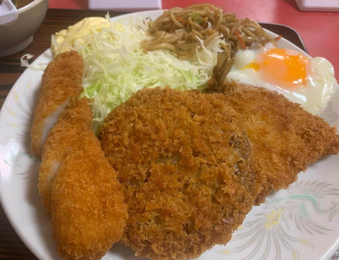 昴生さんのインスタグラム写真 - (昴生Instagram)「晩飯！！ #昨日 #逆襲漫才 #の前に #一人晩ご飯！ #北京飯店 さん！ #中華屋さんで #ミックスフライ定食！ #うまいー！ #イカフライに #メンチカツに #アジフライ！ #フライ三銃士！ #しかもそこに #目玉焼きに焼きそばという #鉄砲隊まで付いて！ #これで準備万端！ #いざ新宿末廣亭！ #しかし亜生休み！ #さぁおれどうする！ #急遽一分漫談！ #お客さんが温かかった！ #みんな笑顔で見守ってくれてる！ #小学校の発表会のよう！ #保護者の皆さん #ありがとうございました！」11月3日 13時03分 - mikikousei