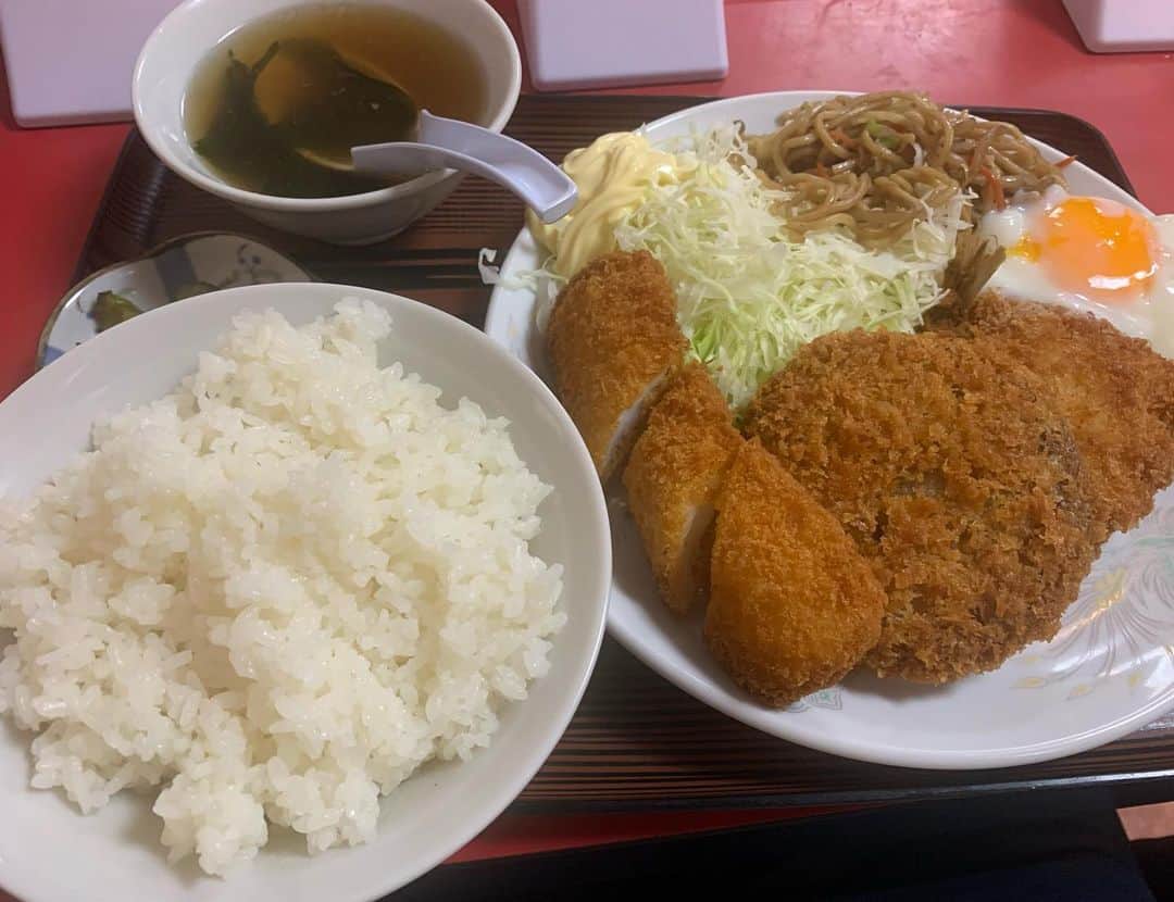 昴生さんのインスタグラム写真 - (昴生Instagram)「晩飯！！ #昨日 #逆襲漫才 #の前に #一人晩ご飯！ #北京飯店 さん！ #中華屋さんで #ミックスフライ定食！ #うまいー！ #イカフライに #メンチカツに #アジフライ！ #フライ三銃士！ #しかもそこに #目玉焼きに焼きそばという #鉄砲隊まで付いて！ #これで準備万端！ #いざ新宿末廣亭！ #しかし亜生休み！ #さぁおれどうする！ #急遽一分漫談！ #お客さんが温かかった！ #みんな笑顔で見守ってくれてる！ #小学校の発表会のよう！ #保護者の皆さん #ありがとうございました！」11月3日 13時03分 - mikikousei