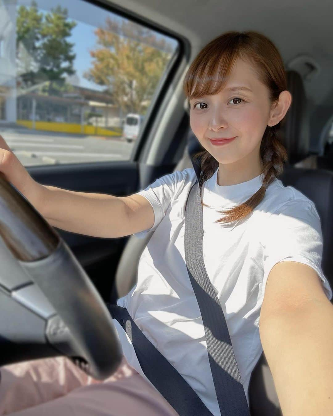 かとう唯のインスタグラム：「今日、はじめてナビみやんと 稽古場たどりつけた。🚗笑  しかし 明日から、稽古場かわるらしい😹  オーマイカー🚗😱  みんな 三連休なにするのー？(^o^)  #マイカー #運転慣れやん #でも車ないとどこも行けやん #18歳の役 #みつあみかツインテで役作り #ロキャ #ライフイズダービー #東員ミュージカル」