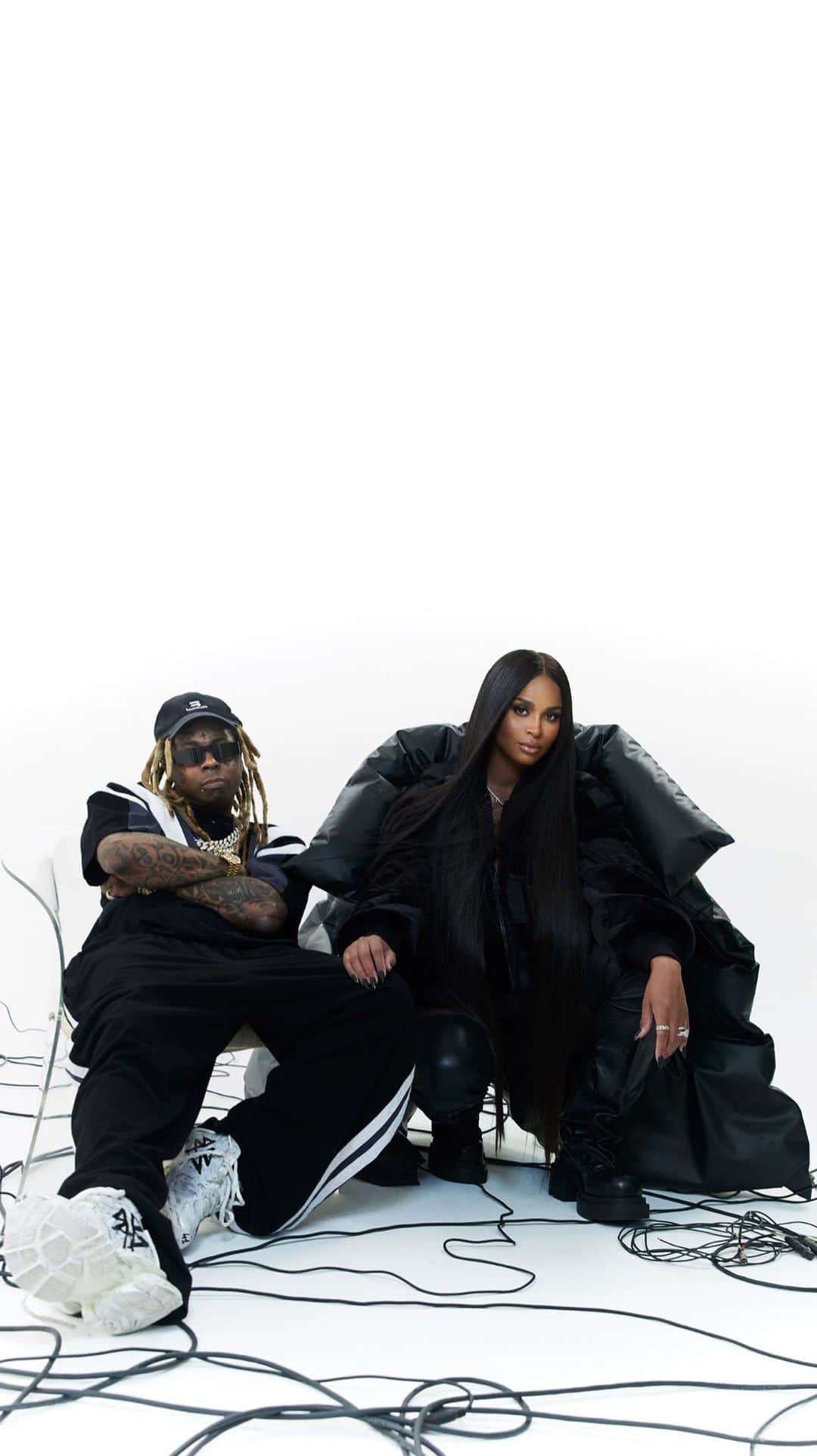 シアラのインスタグラム：「CiCi X Weezy X Breezy. How We Roll Remix 🔥🔥🔥」