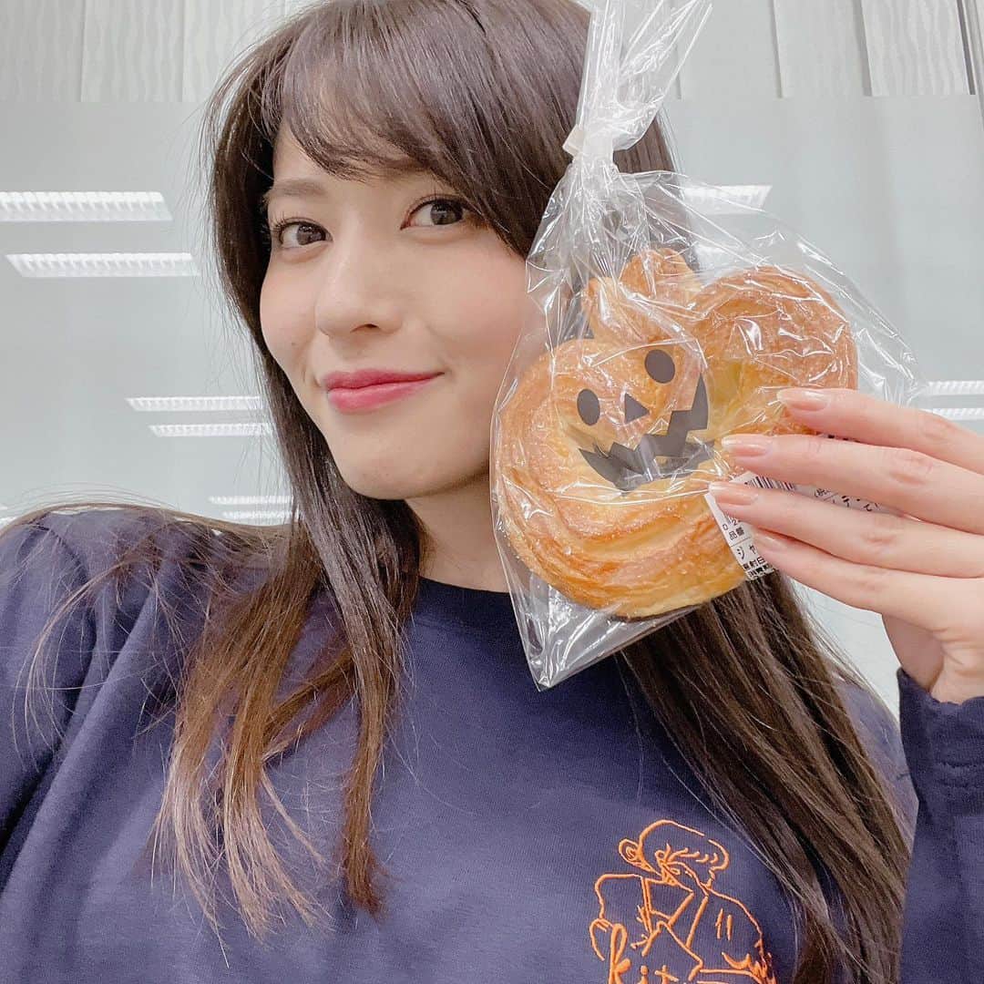 矢島舞美さんのインスタグラム写真 - (矢島舞美Instagram)「. 間も無く、オンラインおしゃべり会、2日目が始まりますー♡☺️ 前回は、ハロウィーン前だったので、スタッフさんが可愛いデニッシュをくれました🎃♡ . kitson meさんとのコラボロンTで挑んだ前回♡ 今日はコラボパーカーでやらせていただこうと思ってるんだけど...皆さんの会は何色のパーカーかなぁ？😁 . では、後ほど〜♡」11月3日 13時05分 - maimiyajima_official_uf