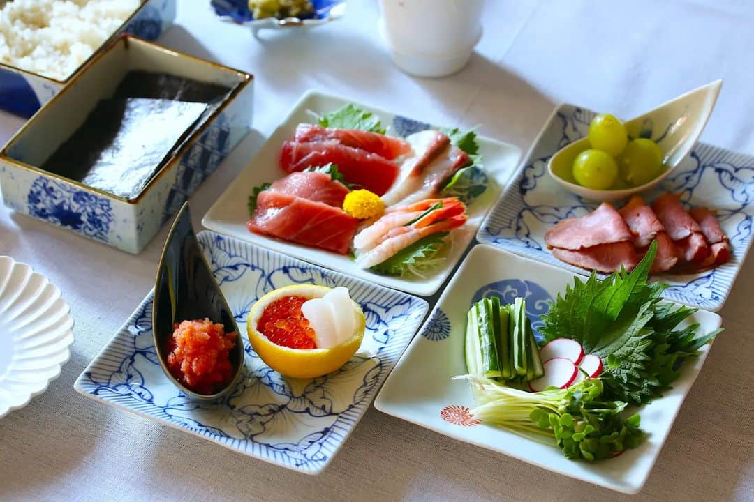 河瀬璃菜さんのインスタグラム写真 - (河瀬璃菜Instagram)「今年の迎春コーディネートです！今年のテーマは迎春手巻き寿司パーティー🍣  親戚やご友人との集まりも増える新年。おせちや正月料理を準備する時間をなかなか取れないけど、華やかな食卓でおもてなしをしたいという際にぴったりのコーディネートです。 手巻き寿司なら、準備も楽チンなのに、見た目にも豪華。絵付の器でさらに華やかな演出をすることができますよ。  使用してる器はすべて、有田焼まるぶんさん @aritayaki_marubun のオンラインショップで買えるよー！」11月3日 13時10分 - linasuke0508