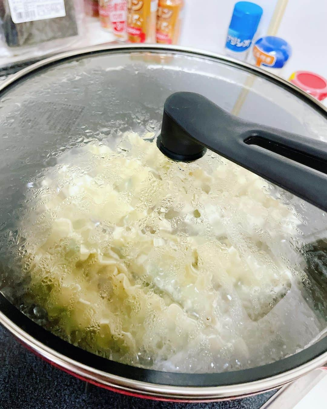 向清太朗さんのインスタグラム写真 - (向清太朗Instagram)「餃餃餃〜！ ビガゴのマンドゥ餃子は食べたことある？ サイズは大きいけど、中に春雨や豆腐も入っているので口当たりが軽い！ つまり食べられるんです！ 永遠に！ いろんな餃子を食べるパーティーに１つ欲しいタイプの軽めなやつで味も上品で美味！ 皆さん是非食べて欲しい餃〜！  #餃子 #焼き餃子 #冷凍餃子 #ビビゴ #餃子君 #家で食べるの最高 #この軽さ衝撃的 #マンドゥ #ウマンドゥ #天津向 #川島ねごと #餃餃餃」11月3日 13時11分 - tensinmukai