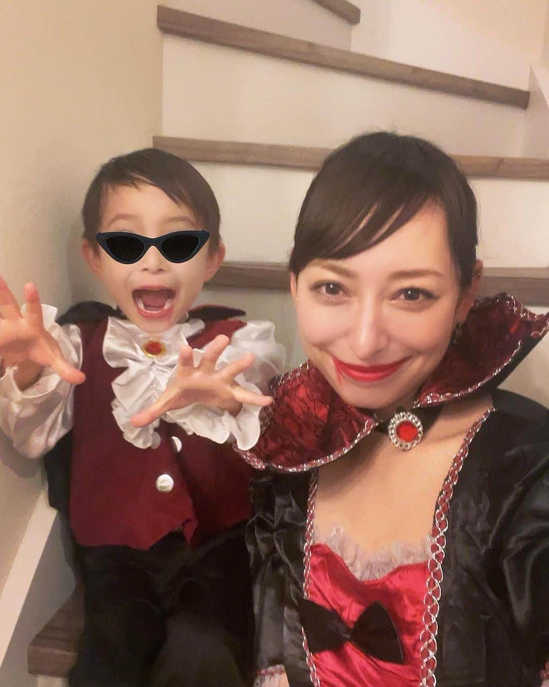 ダーブロウ有紗さんのインスタグラム写真 - (ダーブロウ有紗Instagram)「2023ハロウィン記録🎃  ヴァンパイア親子🧛🧛‍♀️🍷  #halloween #vampire」11月3日 13時11分 - alisadurbrow