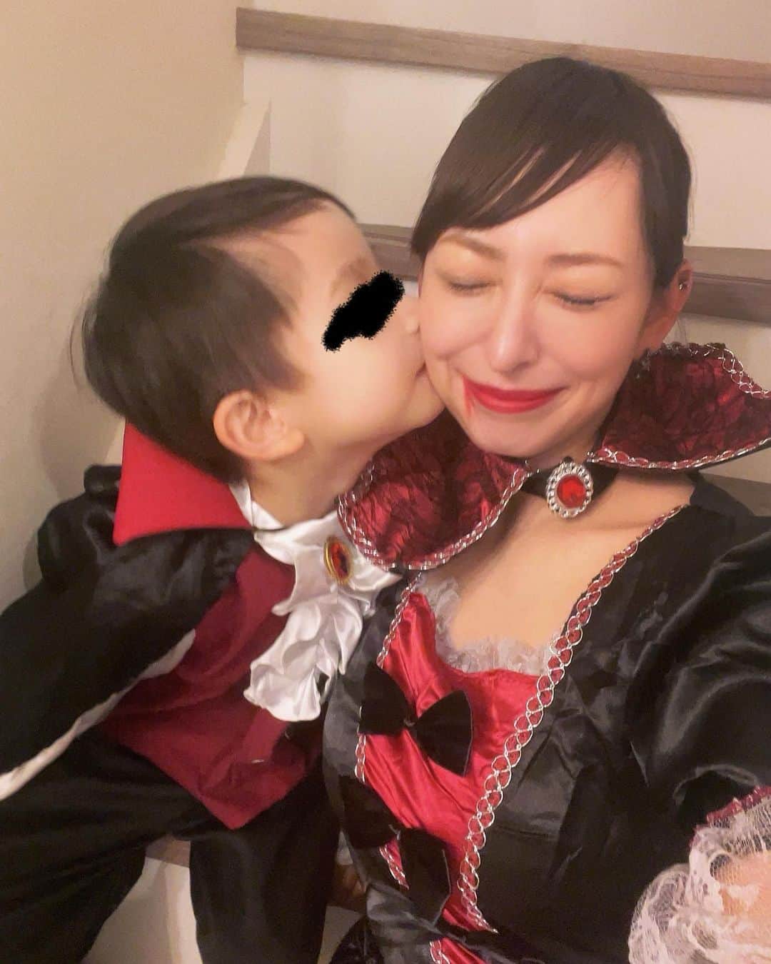 ダーブロウ有紗のインスタグラム：「2023ハロウィン記録🎃  ヴァンパイア親子🧛🧛‍♀️🍷  #halloween #vampire」