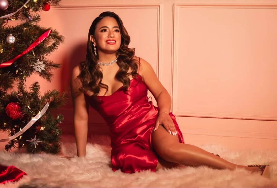 アリー・ブルックのインスタグラム：「Ahhhh guys!!! My very first Christmas EP ‘Under The Tree’ is finally here! 🎄🎶  I’ve dreamed of releasing my own collection of Christmas music since I was a little girl... and I can’t believe it’s become a reality! #UnderTheTreeEP includes three Christmas classics, and one brand new original called #UnderTheTree. It’s fun, festive, and I just love it so much! ❤️ I hope these songs become a cherished part of all your holiday memories to come. ✨🎁 Listen now at the link in my bio.」