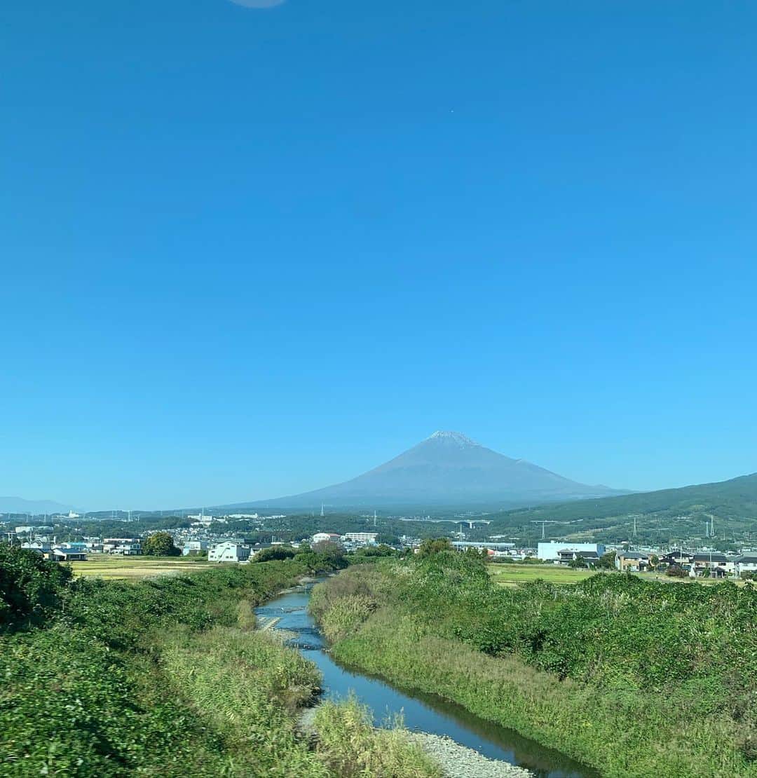 村上ショージのインスタグラム：「久しぶりに見た富士山🗻雲ひとつない秋晴れにたたずむ富士山ありがとう😊頑張ってきます^_^」