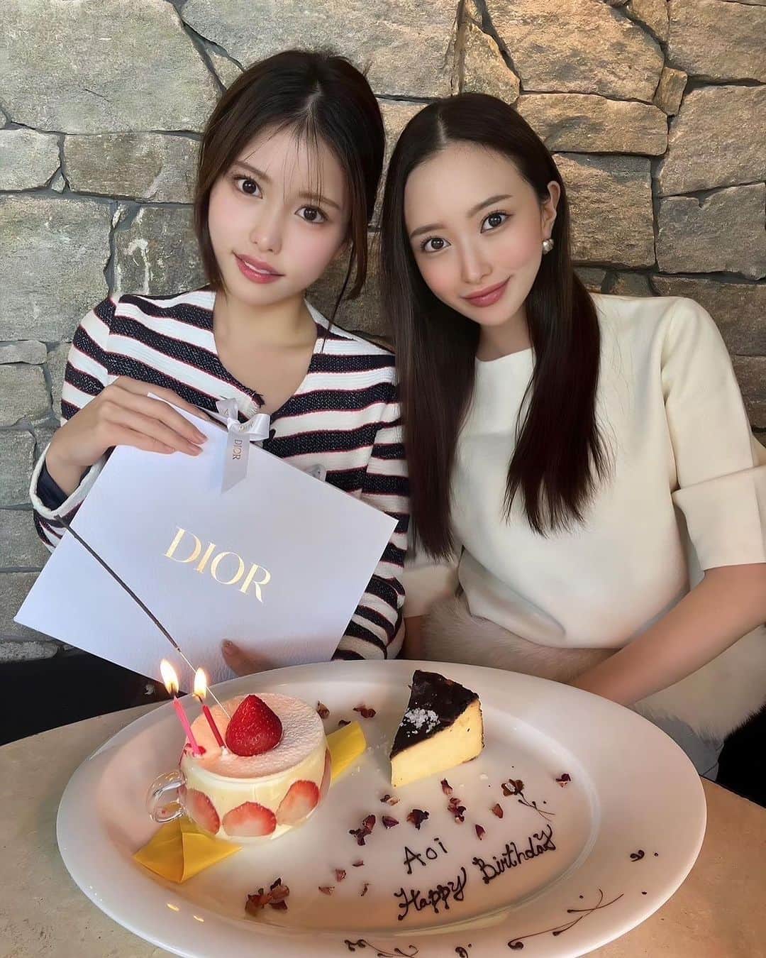 小川真葵のインスタグラム：「ちほちゃんがお誕生日サプライズしてくれた🫶 11月になってもまだまだお祝いしてもらえて 幸せ者だなぁ😚💞ありがとーーーっ🧸💞💞  #誕生日サプライズ #誕生日プレゼント #女子会 #ママ友 #くまくま大阪」
