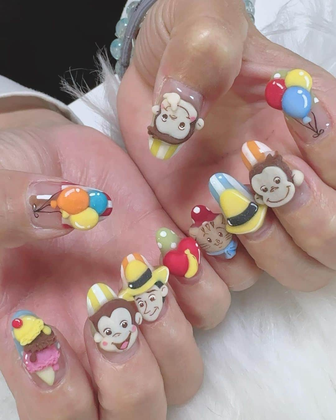 香織のインスタグラム：「過去に一回作ったことあったジョージ🙈 ちょっとレベルアップしました🍌  #nail#nails#キャラネイル#お猿のジョージ#キャラクターネイル#popネイル#japanesenailart#大阪ネイルサロン#岸和田ネイルサロン」