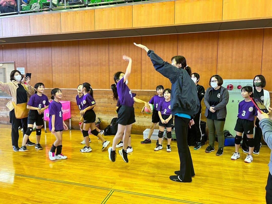 大林素子さんのインスタグラム写真 - (大林素子Instagram)「ブレス浜松 小学生フレンドリーカップ みんなキラキラ！ 通常のボールだと 肩が痛く打てないけど 柔らかいボールだから 大丈夫🙆‍♀️」11月3日 13時23分 - m.oobayashi