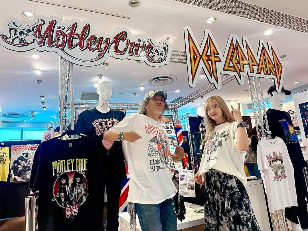 喜国雅彦＆国樹由香のインスタグラム：「今日と明日はいよいよMötley CrüeとDef Leppardのライブですね。行かれる皆さま、楽しまれてくださいませ。  先日P'PARCOで1日店長さんをやらせていただいたとき、好きなTを1枚ずつもらえました。喜国さんはモトリー、国樹はデフレパ。  国樹のT、最高じゃないですか？　犬にユニオンジャック、可愛い！　薄めのプリントがビンテージぽいし、スタッズ首輪も最高。ちなみに国樹着用サイズはXL。だぼっと着るのが可愛いデザインかと。おすすめです（由）  #pgs #pgsmetal #tshirts #popupshop #motleycrue #defleppard #pparco #ikebukuro #tokyo #japan #来てくださった皆さま #本当にありがとうございます #超嬉しかったです #喜国と国樹コーナーでの #お買い上げ感謝しか」