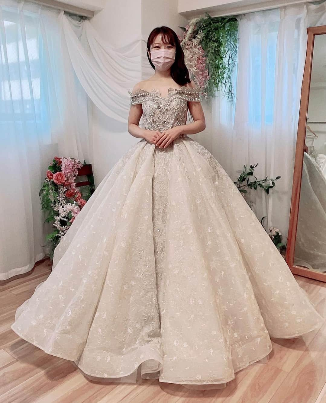 ♡プラコレWedding·⋆*さんのインスタグラム写真 - (♡プラコレWedding·⋆*Instagram)「. @placole_dressy【#DRESSY花嫁 】 【#プラコレ】をつけて投稿&フォローしてね♩ . ＝＝＝＝＝＝＝ . トップスのデザインが可愛いショルダードレス🖤 ワンショルダーやオフショルダーなどデザインも様々✨  どのか形がお好みですか？🪄 . ＝＝＝＝＝＝＝＝ 👗photo by... @4mi0mi04 さま @wed_haaana さま @hachi__wd さま @aya_wd2024 さま @heenawd_1118 さま ＝＝＝＝＝＝＝＝ . 『#DRESSY花嫁』『#プラコレ』の ハッシュタグをつけて写真をUPしてね✦ 花嫁アプリ『DRESSY by プラコレ』の 記事に掲載＆リグラムされるかも♩ . みなさまからのいいねや保存 コメントをお待ちしています♥️ 「このウェディングドレス可愛い！」 「ヘアスタイルも気になる！！」 「今の花嫁さんの流行りは！？」etc. . ＝＝＝＝＝＝＝＝ 花嫁アプリでは、 プロのアドバイザーに結婚式の相談を何度でも♡ ウェディングドレスの記事や、 自分のウェディングレポを残せちゃう♡” . >>>TOPのURLからcheck ⋈ @placole_dressy >>>結婚のご相談は プラコレウェディングアドバイザーへ♡ @wedding_adviser >>>ウェディングレポを残したいなら、 farny by プラコレをcheck ✎ @farny_wedding >>>花嫁準備に欠かせないアイテムをお探しなら placole & dressy Beauty をcheck ❁ @dressy_beauty_ >>>素敵なドレスに出会いたい花嫁さま♡ @dressyonline_をcheck >>>おしゃれなファミリーフォトは ドレシーベイビーをcheck 𓏸 @dressy.baby >>>鎌倉にOPEN”お花とドレスと紅茶のカフェ” @dressyroom_teaをcheck𓌉𓇋 >>>名古屋にOPEN”ウェディング体験型カフェ @dressycafe_nagoya をcheck𓌉𓇋 . ＝＝＝＝＝＝＝＝＝＝＝＝＝＝＝＝ . #一度きりの人生一度は魔法にかけられて #花嫁 #卒花嫁 #結婚 #結婚式 #試着レポ #farnyレポ #2023秋婚 #2023冬婚 #2024春婚 #2024夏婚 #カラードレス試着 #ドレス試着 #ドレス試着レポ #ドレス選び #カラードレス #カラードレス迷子 #ウェディングドレス #ドレス迷子 #ドレスフォト #ウェディングフォト #ふわふわドレス #前撮り #ブラックドレス #ショルダードレス #オフショルダー #ワンショルダー」11月3日 13時27分 - placole_dressy