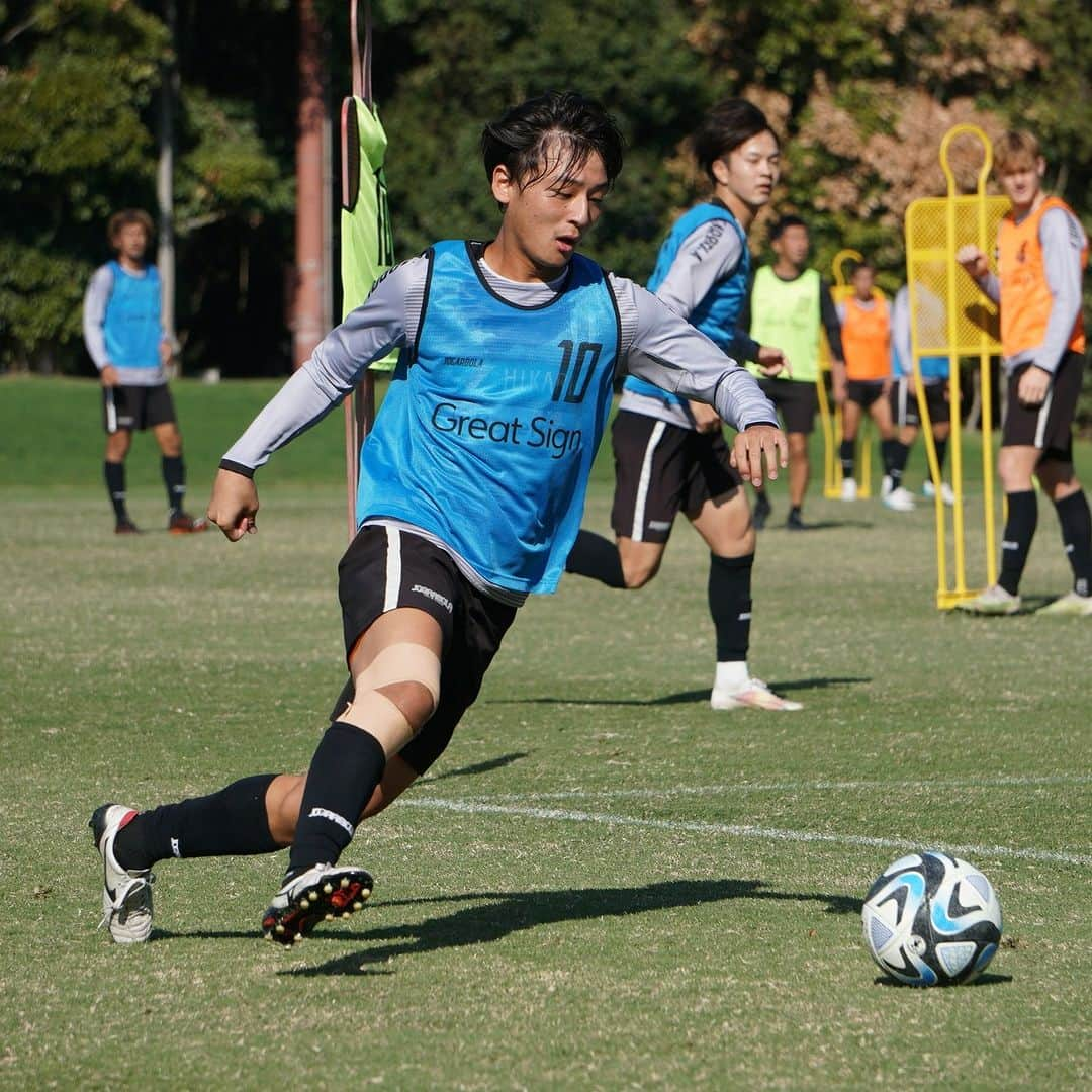 愛媛FCさんのインスタグラム写真 - (愛媛FCInstagram)「🍊EFC TRAINING PHOTO📸  🟧NEXT MATCH🟧 📅11月5日（日） ⌛13時05分キックオフ 🆚Y.S.C.C.横浜 🏟#ニンジニアスタジアム  試合情報はこちら💁‍♂️ https://ehimefc.com/game/game27189.html  #ヒカリ #ベネフィット・ワン #マテラ81 #GreatSign #ジョガボーラ #JOGARBOLA #サンパーク #ehimefc #愛媛FC #己超」11月3日 13時27分 - ehimefc12