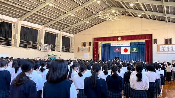 冨永裕輔さんのインスタグラム写真 - (冨永裕輔Instagram)「浅川中学校創立40周年記念コンサート届けさせていただきました！ 浅中のみなさんの一体感素晴らしかったです！ありがとうございました😊おめでとうございます㊗️ 立花校長先生はぼくが中学校3年生の時の担任の先生です。居場所や進路で悩んでいた時、「夢が見つかるまで、今は勉強をがんばってごらん。その先で夢が見つかり、冨永が探している友に出会えるよ」と言っていただき、今があります。心から感謝しています✨  #浅川中学校 #浅中 #40周年 #おめでとうございます #北九州 #冨永裕輔」11月3日 13時34分 - yusuketominaga_official