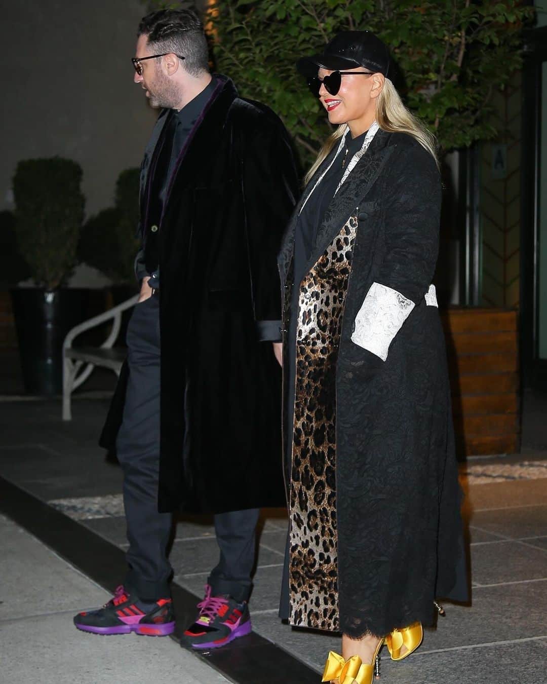 Just Jaredさんのインスタグラム写真 - (Just JaredInstagram)「Sia and her husband Dan Bernard were spotted on a rare public outing in New York City this week! #Sia #DanBernard Photos: Backgrid」11月3日 13時30分 - justjared