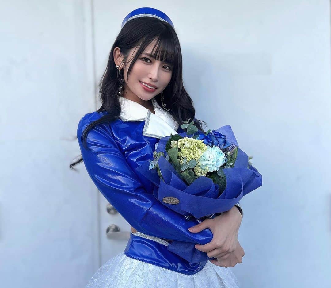 織田真実那のインスタグラム：「#superfomula  Rd9 鈴鹿  3号車▶️9位 14号車▶️12位 という結果でした✊　　 2年間こうして大好きな5人で一緒に大好きなチームを応援できた事をとっても幸せに思います✨  今年は皆でサーキットで楽しめて元に戻った感じがしてほんとーに楽しかったな🥰  残り少ない時間、皆と思い出作りたいです😌🫶  明日からはGT最終戦よろしくお願いします✨」