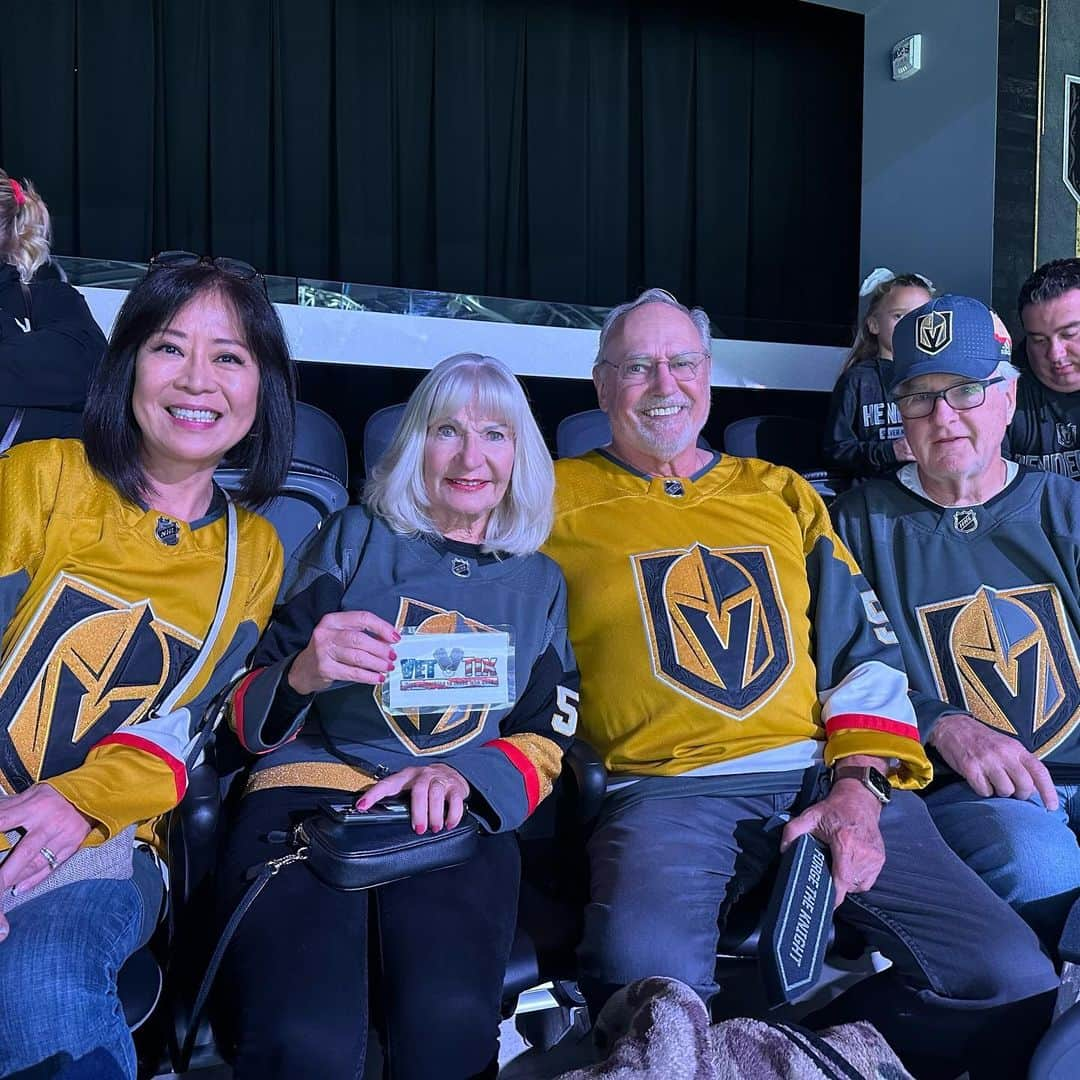 のインスタグラム：「Las Vegas Silver Knights hockey game was so much fun!! 🏒⛸️🥅🥳 Thank you Salme & Bob  @salme_southard Thank you @vettix ♥️」