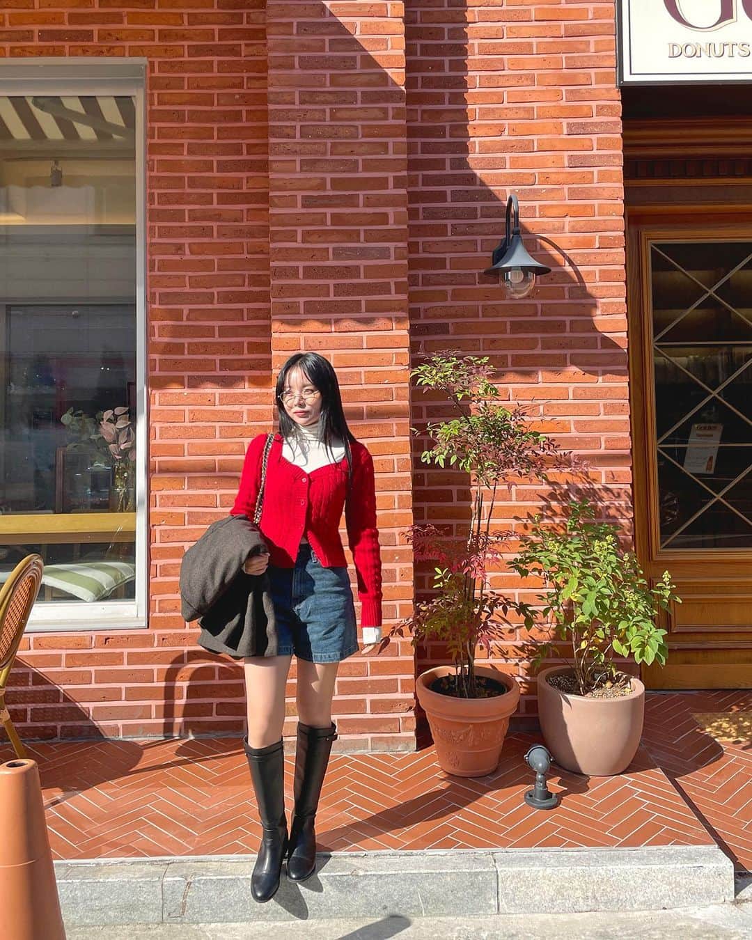 MeJiwooのインスタグラム：「레드가 좋아지는 계절🌹  따사로웠던 날, 행궁동 카페 투어 다니며  즐거운 데이투⭐️  다음주에 올라가는 11-1,  저는 30만원어치 구매해서 개인소장 했다는 사실ㅋㅋㅋ (아주 제 스타일이라😌)  날이 추워지면 찾게되는 겨울 코디아이템중에 사심담아 추천드리고픈 바라클라바!  요거 진짜.. 넘예입니댱🤍  부츠도, 울 자켓도, 가디건두… 심지어 데님쇼츠까지 다 예뻐서 사진 너무 많이 찍었더니 주말에 사진 분류하다 눈알 빠질 뻔 했숑ㅋ」