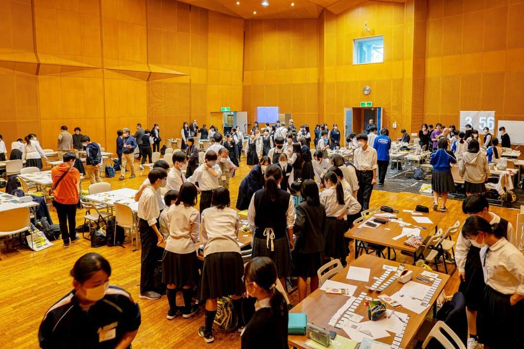 東京造形大学 Tokyo Zokei Universityさんのインスタグラム写真 - (東京造形大学 Tokyo Zokei UniversityInstagram)「_ ＼＼「群馬県高等学校総合文化祭 美術・工芸部門 交流会」にてワークショップを実施／／ 10月28日に群馬音楽センター・シンフォニーホールにおいて、5名の教員が群馬県内の美術部員約100名にワークショップを行いました🧑‍🎨 実際に手を動かしながら創作活動をすることで、デザインや美術について理解を深めることができましたでしょうか？ ご参加いただいた皆様ありがとうございました😊  実施したワークショップはこちら⇩ ① マスキングテープで缶バッジを作ろう（グラフィックデザイン専攻領域） ② プラキシノスコープでまわすと動くアニメーションを作ろう！（アニメーション専攻領域） ③ 積層でデザインするスマートフォン・スタンド（インダストリアルデザイン専攻領域） ④ 切る・並べる・綴じる ー アートブックを作ろう！（絵画専攻領域） ⑤ 感情表現する手をつくる（彫刻専攻領域）  #東京造形大学 #デザイン #美術 #美大 #美術大学 #総文祭 #ワークショップ #美術部 #高校 #群馬県 #グラフィックデザイン #アニメーション #インダストリアルデザイン #絵画 #彫刻 #tokyozokeiuniversity #artuniversity #workshop #arts #finearts #design」11月3日 13時44分 - tokyo_zokei_univ_official