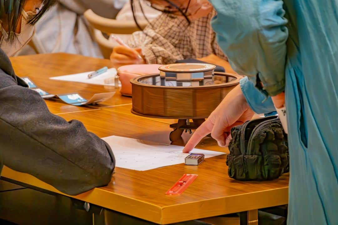 東京造形大学 Tokyo Zokei Universityさんのインスタグラム写真 - (東京造形大学 Tokyo Zokei UniversityInstagram)「_ ＼＼「群馬県高等学校総合文化祭 美術・工芸部門 交流会」にてワークショップを実施／／ 10月28日に群馬音楽センター・シンフォニーホールにおいて、5名の教員が群馬県内の美術部員約100名にワークショップを行いました🧑‍🎨 実際に手を動かしながら創作活動をすることで、デザインや美術について理解を深めることができましたでしょうか？ ご参加いただいた皆様ありがとうございました😊  実施したワークショップはこちら⇩ ① マスキングテープで缶バッジを作ろう（グラフィックデザイン専攻領域） ② プラキシノスコープでまわすと動くアニメーションを作ろう！（アニメーション専攻領域） ③ 積層でデザインするスマートフォン・スタンド（インダストリアルデザイン専攻領域） ④ 切る・並べる・綴じる ー アートブックを作ろう！（絵画専攻領域） ⑤ 感情表現する手をつくる（彫刻専攻領域）  #東京造形大学 #デザイン #美術 #美大 #美術大学 #総文祭 #ワークショップ #美術部 #高校 #群馬県 #グラフィックデザイン #アニメーション #インダストリアルデザイン #絵画 #彫刻 #tokyozokeiuniversity #artuniversity #workshop #arts #finearts #design」11月3日 13時44分 - tokyo_zokei_univ_official