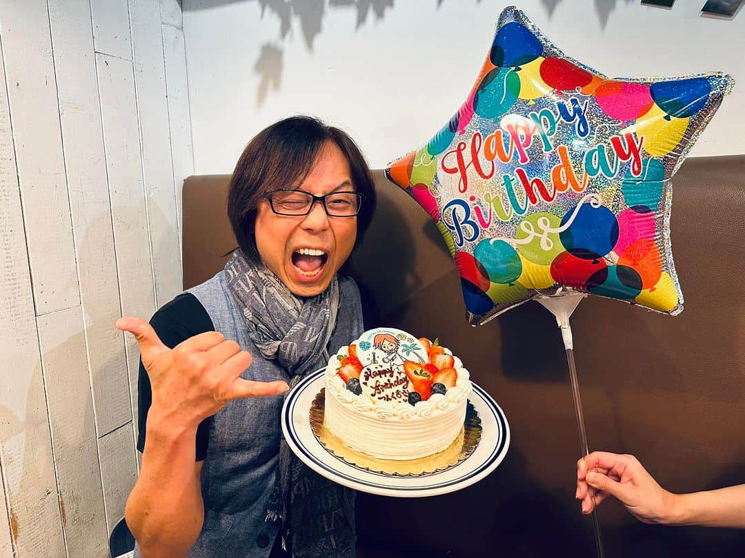 つんく♂さんのインスタグラム写真 - (つんく♂Instagram)「薬丸裕英さんがハワイに来られたので、 お互いの家族で合流！  すると、 なんとサプライズの誕生日のお祝いをしていただきました！  あざーす！  お！ケーキまで！  美味しかったし、 （このナポリタン、激ヤバ！！）  楽しかったし、  嬉しかったです！  何かとありがとうございます！！  あれ？そう言えば前に会った時も「おついたち」だったす！  皆様にとっても良い11月でありますように！！  #薬丸裕英 #サプライズ #ステーキ #ナポリタン #バースデーケーキ #おついたち #お赤飯 #つんく #Hawaii」11月3日 13時45分 - tsunku_boy