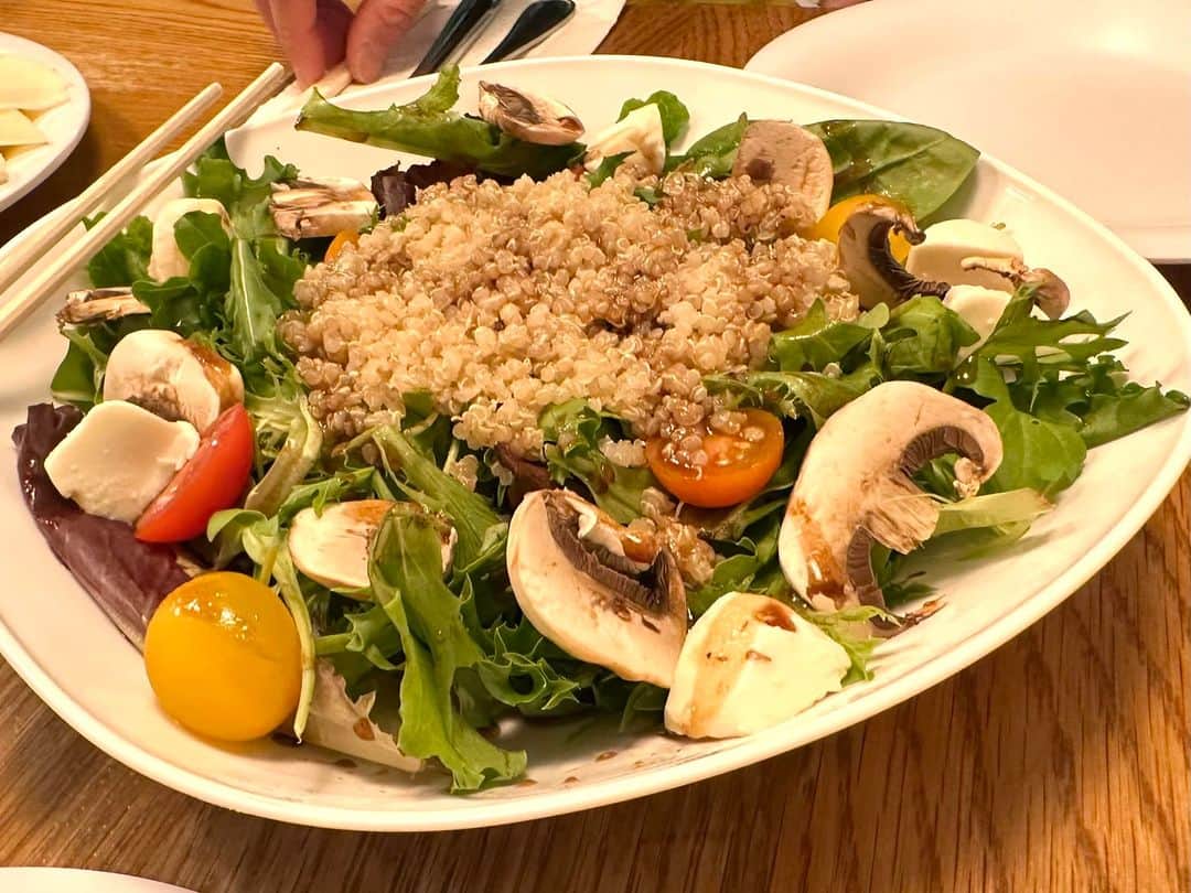 つんく♂さんのインスタグラム写真 - (つんく♂Instagram)「薬丸裕英さんがハワイに来られたので、 お互いの家族で合流！  すると、 なんとサプライズの誕生日のお祝いをしていただきました！  あざーす！  お！ケーキまで！  美味しかったし、 （このナポリタン、激ヤバ！！）  楽しかったし、  嬉しかったです！  何かとありがとうございます！！  あれ？そう言えば前に会った時も「おついたち」だったす！  皆様にとっても良い11月でありますように！！  #薬丸裕英 #サプライズ #ステーキ #ナポリタン #バースデーケーキ #おついたち #お赤飯 #つんく #Hawaii」11月3日 13時45分 - tsunku_boy