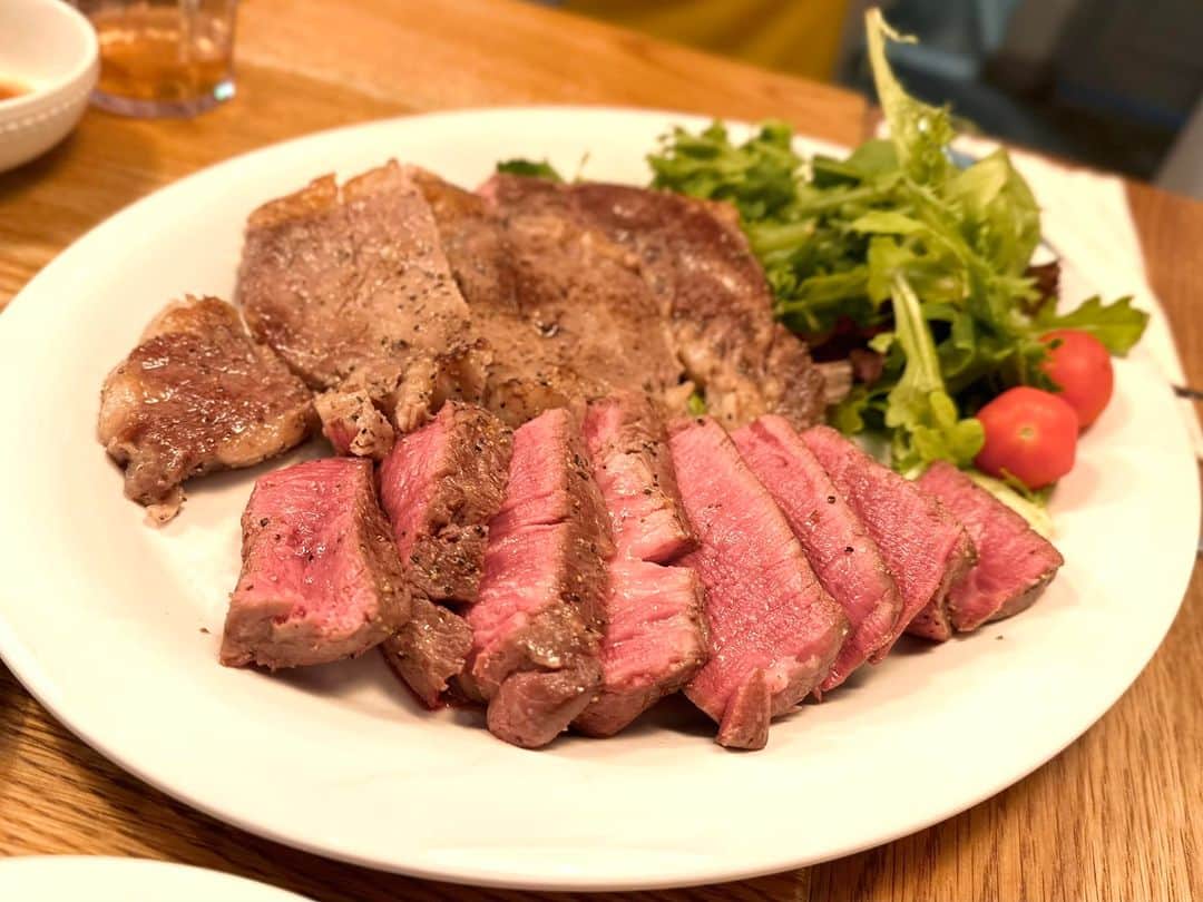 つんく♂さんのインスタグラム写真 - (つんく♂Instagram)「薬丸裕英さんがハワイに来られたので、 お互いの家族で合流！  すると、 なんとサプライズの誕生日のお祝いをしていただきました！  あざーす！  お！ケーキまで！  美味しかったし、 （このナポリタン、激ヤバ！！）  楽しかったし、  嬉しかったです！  何かとありがとうございます！！  あれ？そう言えば前に会った時も「おついたち」だったす！  皆様にとっても良い11月でありますように！！  #薬丸裕英 #サプライズ #ステーキ #ナポリタン #バースデーケーキ #おついたち #お赤飯 #つんく #Hawaii」11月3日 13時45分 - tsunku_boy
