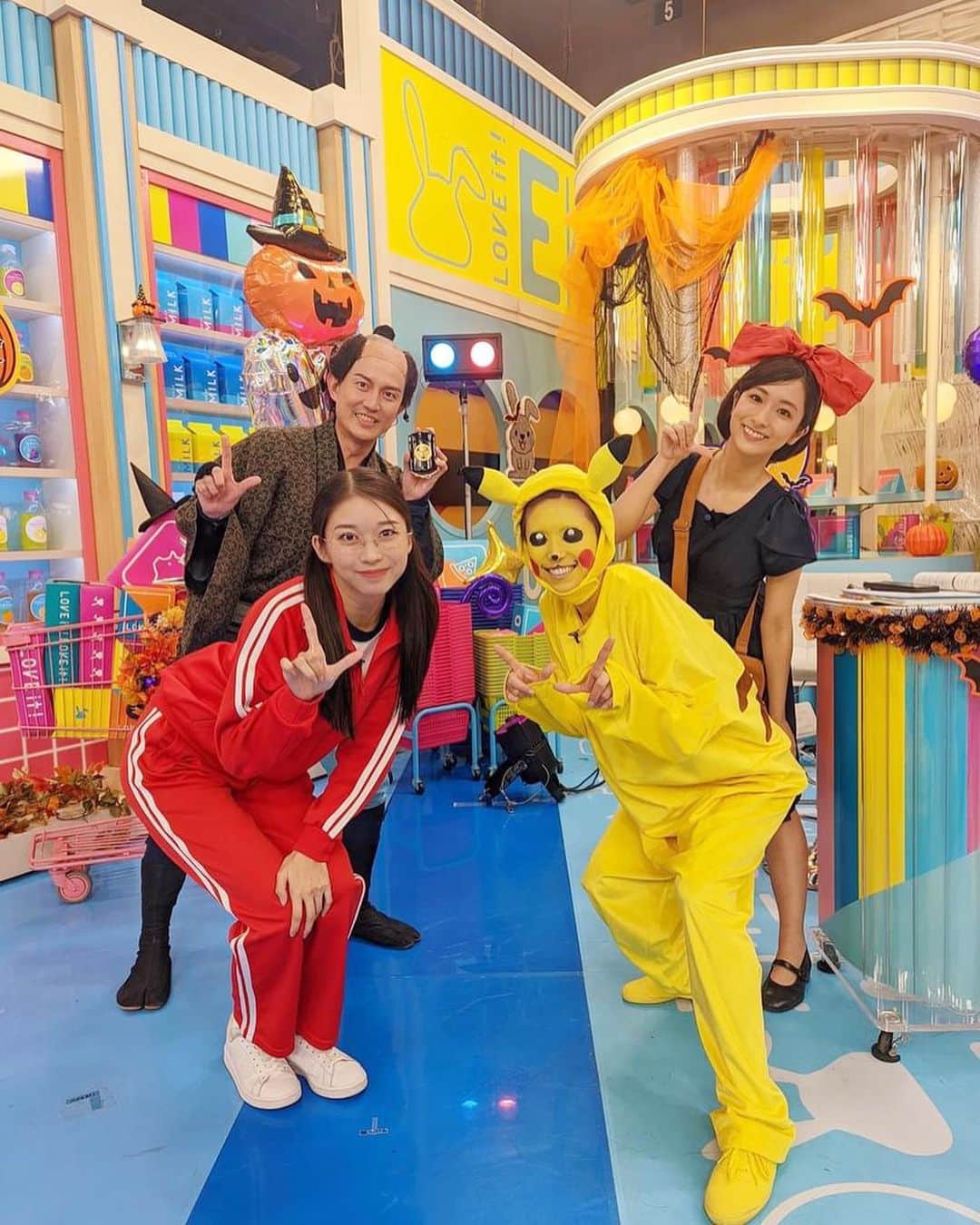 赤荻歩さんのインスタグラム写真 - (赤荻歩Instagram)「10/31火曜日 びっくりするほど こんなハロウィーンは初めてです 若槻さんにいただきましたー 若槻さん 牧野さん ありがとうございます  やってみたかった 着てみたかった 水戸黄門の格さん  というより 的場浩司さんになってみたかったのです  とてもいい経験になりました  #tver で是非とも  #tbsテレビ　 #ラヴィット #ハロウィーン  #若槻千夏 さん #牧野真莉愛 さん #tbsアナウンサー #田村真子 #赤荻歩」11月3日 13時46分 - akaogi.ayumi