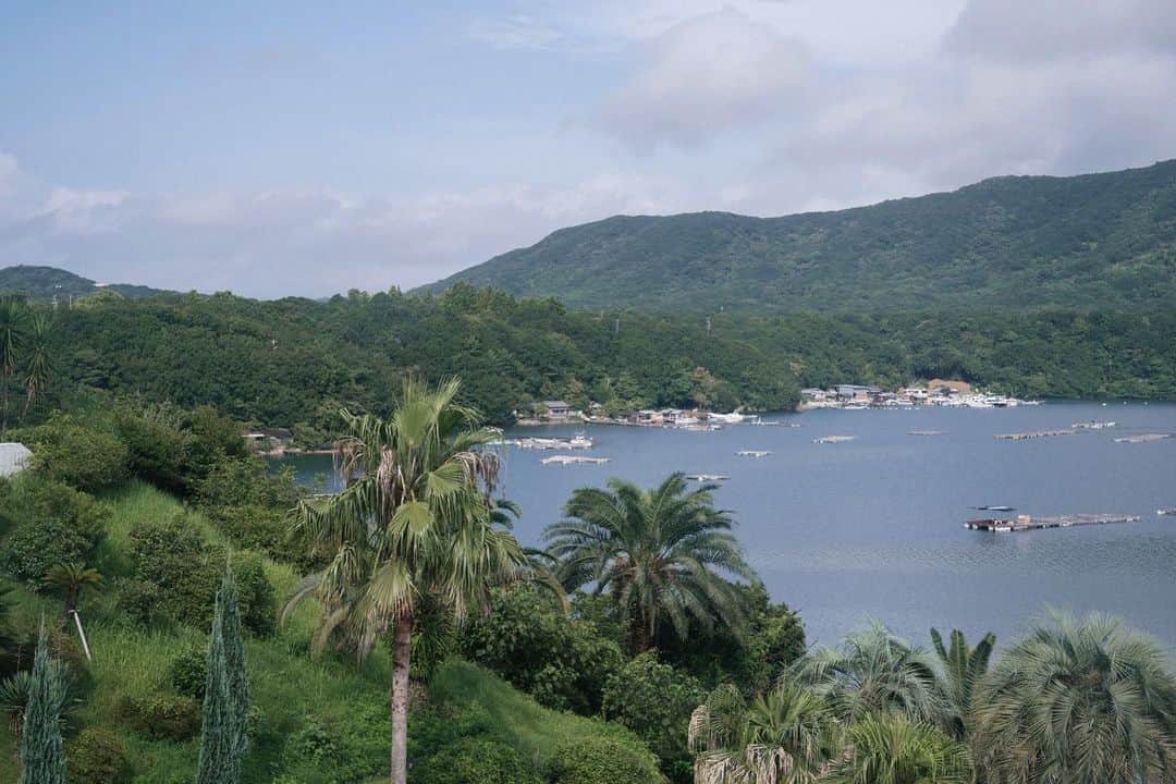 tammychannnのインスタグラム：「ひさしぶりの旅キロク03ー  今回、2日目にステイしたのは、 「都リゾート 志摩 ベイサイドテラス」。  “異国情緒あふれるオーセンティックな世界”が テーマとあって、白を基調とした建物やインテリア、 そこから望む伊勢湾はまるで南欧にいるような気分に⛲️  旅のおわりに、からだを心ゆくまま休めることができる ぴったりのホテルです。どこで何をするのかを すべて自分のペースでできるのがひとり旅の魅力ですね。  自分の内面と向き合って、いい時間の流れの中で 過ごすことができました。  また遊びにきます✴︎  #伊勢志摩　#伊勢志摩観光」