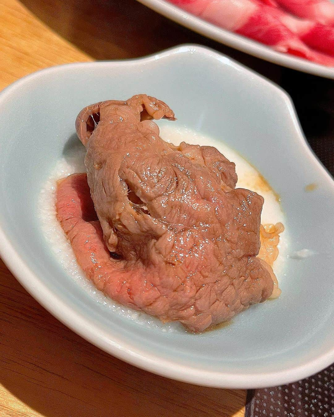 百合華さんのインスタグラム写真 - (百合華Instagram)「三重県津市にある松坂牛専門店『松重』にてすき焼きランチタイム🐂✨🎶  #松阪牛すき焼きを堪能しました   『名産松阪肉 朝日屋』の社長様と御一緒にきめ細やかな極上の部位を使用した贅沢な絶品すき焼きディナーコースをランチタイムで頂きました💕  #松阪牛のすき焼きランチ   #社長のこだわりが素晴らしい   脂肪融点が低く超絶まろやかな食感のお肉を卵＆とろろで召し上がるスタイルに感動😋  #極上のお肉をありがとうございます   コース料理には逸品料理達も御登場で至極の松阪牛を味わいながら地産地消を存分に堪能する事が出来ました💖  #三重県に来た際は是非   #地産地消を推奨したお料理   #松阪牛のすき焼き美味しかった   #japan #日本 #三重県 #津市 #松阪牛 #松重 #朝日屋 #すき焼き #松阪牛料理 #極上すき焼き #すき焼きランチ  #松阪牛のすき焼き #焼いてもらえる幸せ  #贅沢な時間の過ごし方  #お肉好きにはたまらない  #お口の中が幸せでいっぱい  #地産地消はやっぱり美味しい  #美味しいすき焼き屋さんで食事  #松阪牛を食べながらトークする日  #美食 #美食家」11月3日 13時53分 - yurika.lovelily