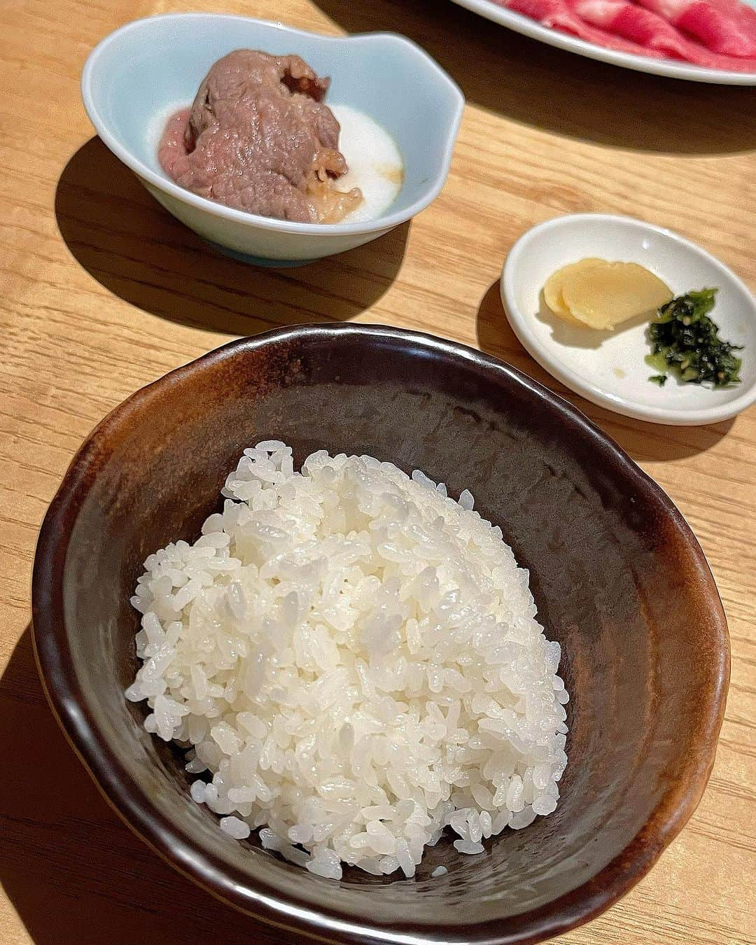 百合華さんのインスタグラム写真 - (百合華Instagram)「三重県津市にある松坂牛専門店『松重』にてすき焼きランチタイム🐂✨🎶  #松阪牛すき焼きを堪能しました   『名産松阪肉 朝日屋』の社長様と御一緒にきめ細やかな極上の部位を使用した贅沢な絶品すき焼きディナーコースをランチタイムで頂きました💕  #松阪牛のすき焼きランチ   #社長のこだわりが素晴らしい   脂肪融点が低く超絶まろやかな食感のお肉を卵＆とろろで召し上がるスタイルに感動😋  #極上のお肉をありがとうございます   コース料理には逸品料理達も御登場で至極の松阪牛を味わいながら地産地消を存分に堪能する事が出来ました💖  #三重県に来た際は是非   #地産地消を推奨したお料理   #松阪牛のすき焼き美味しかった   #japan #日本 #三重県 #津市 #松阪牛 #松重 #朝日屋 #すき焼き #松阪牛料理 #極上すき焼き #すき焼きランチ  #松阪牛のすき焼き #焼いてもらえる幸せ  #贅沢な時間の過ごし方  #お肉好きにはたまらない  #お口の中が幸せでいっぱい  #地産地消はやっぱり美味しい  #美味しいすき焼き屋さんで食事  #松阪牛を食べながらトークする日  #美食 #美食家」11月3日 13時53分 - yurika.lovelily