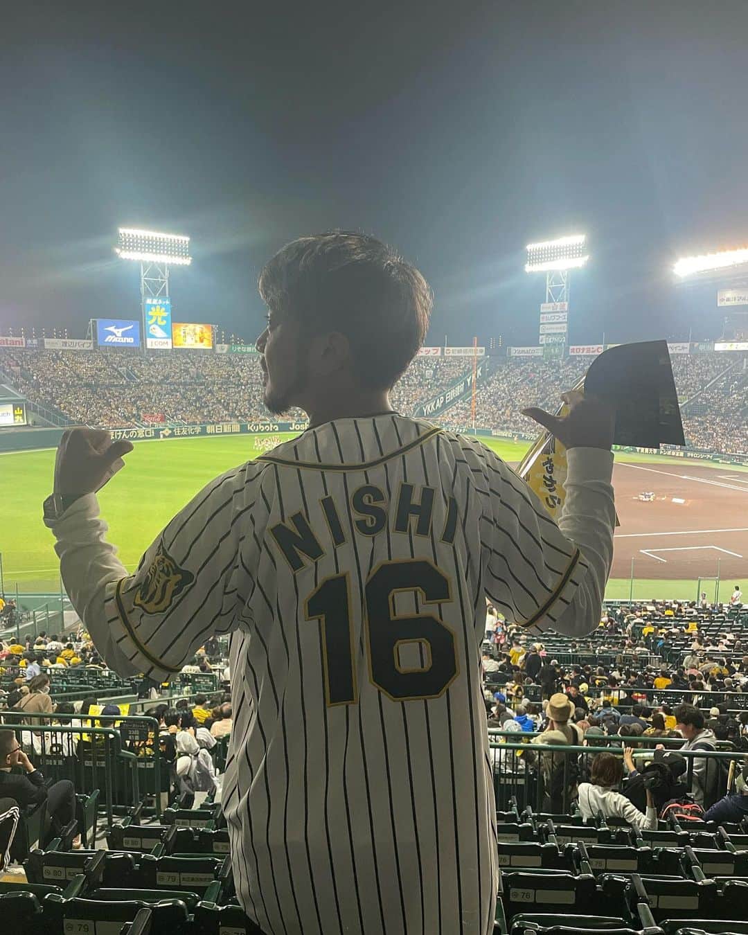 光永亮太のインスタグラム：「行ってきました甲子園。 日本シリーズ第５戦！！  重たい試合展開から8回に一気にひっくり返すとそこから猛虎打線は止まらない。  すんごい試合を観てしまいました！  ユニフォームはもちろん「西勇輝」1択。  #阪神タイガース #西勇輝 #日本シリーズ #甲子園」