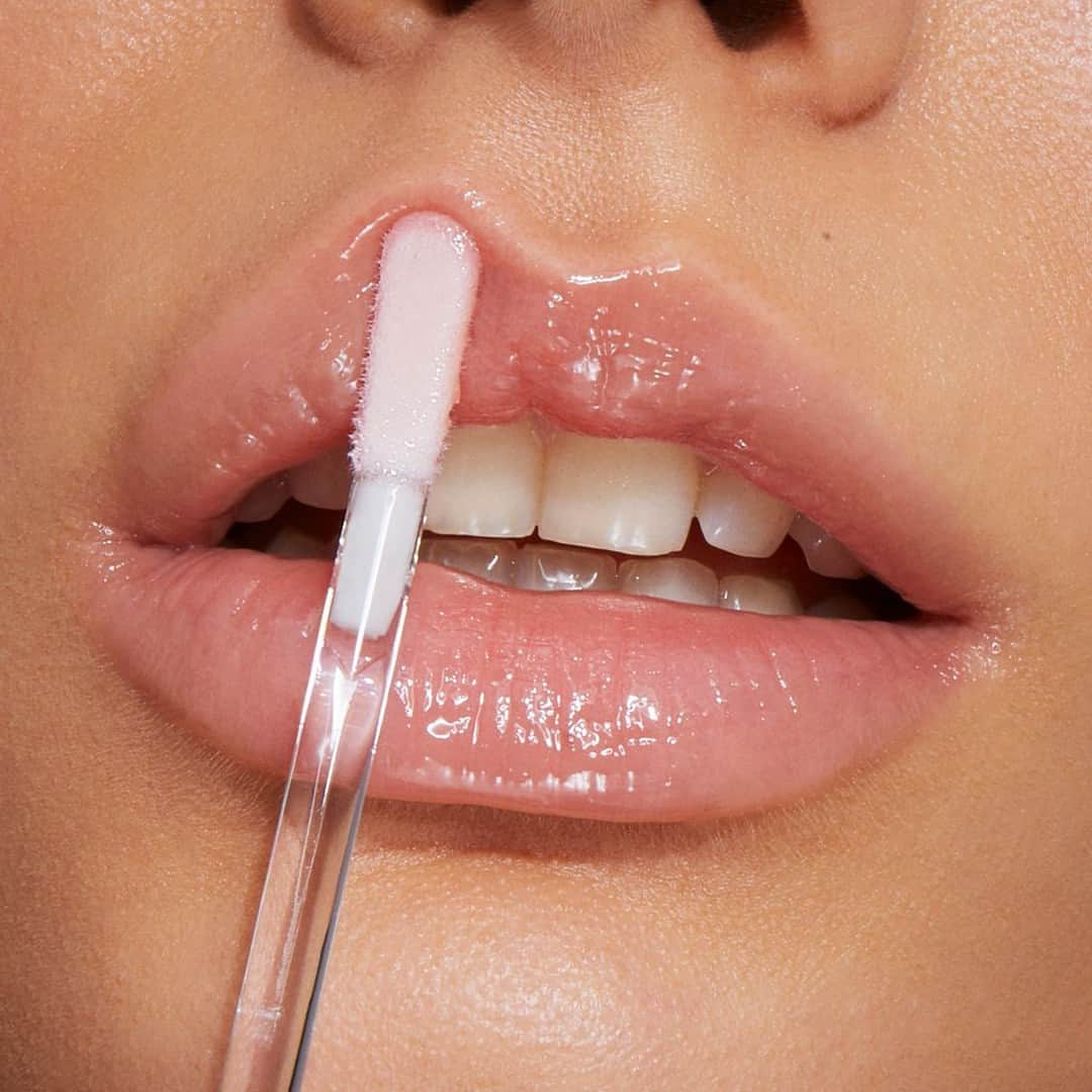KIKO MILANOのインスタグラム：「Kiss goodbye to dry lips with our #KIKOHolidayPremiere Glossy Lip Oil! 💋 Infused with nourishing ingredients, it will leave your lips looking lush and hydrated 😍💄 Available now online and at your nearest #KIKOStore!⁣ ⁣ Glossy Lip Oil 02⁣」