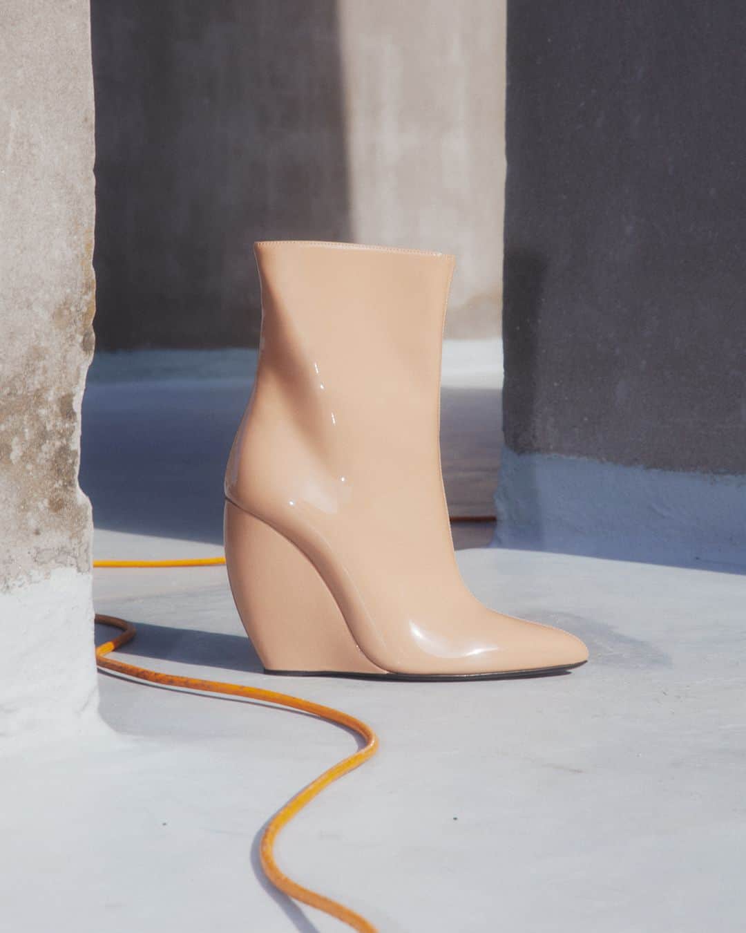 Giuseppe Zanotti Designのインスタグラム：「The perfect gloss for below-your-ankles. Sleek and sophisticated, this is the TYLDE. #GiuseppeZanotti #GZFW23」