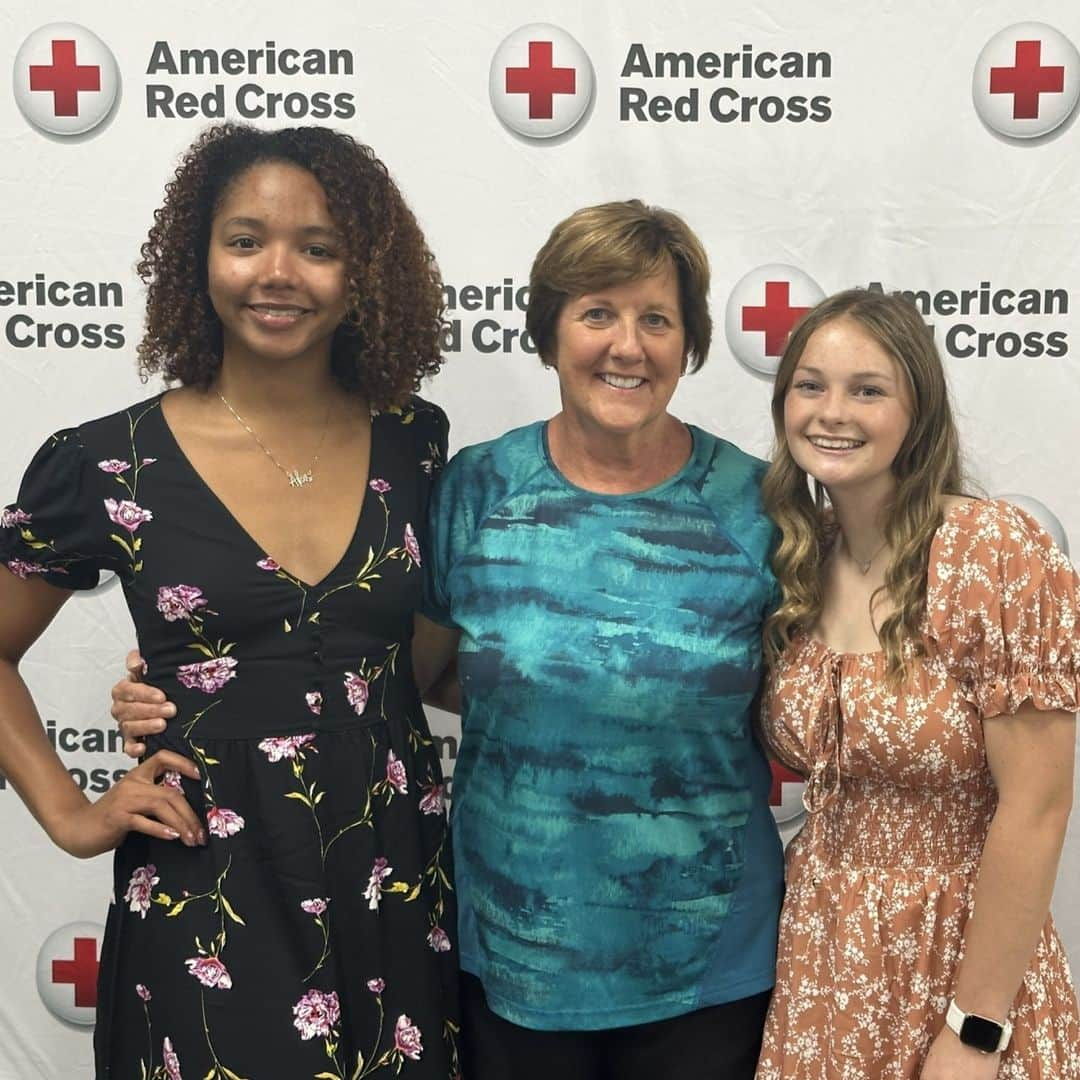 ネーブ・キャンベルのインスタグラム：「"It's a miracle. They had a plan, they executed it, and they saved my life."  Swimming at the local YMCA is a weekly routine for Mary Jo Slowik. But one ordinary day at the pool took an unexpected turn.  Mary Jo was swimming laps for about 10 minutes when she suddenly went into cardiac arrest. Two young lifeguards on duty, Alexis Fuqua and Kelly Michel, noticed her floating and no longer moving. They immediately called for help as they pulled Mary Jo out of the water.  The YMCA's aquatics director, Cindy Moss, heard Kelly's whistle blow and ran out of her office to grab an AED. The three of them took turns performing CPR until EMS arrived.   "This whole experience makes me so relieved that she's okay," Kelly said.  Alexis, Kelly and Cindy saved a life, and they received Red Cross Lifesaving Awards from @RedCrossIL for their quick and seamless response. Mary Jo attended the award ceremony to thank her heroes. 🥹  #LifesavingAwards #CPR #AED #FirstAidSkills #RedCross」