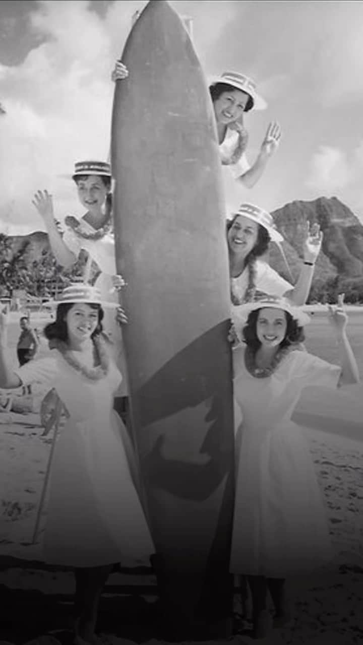 ハワイアン航空のインスタグラム：「POV: It's 1958 and you're flying with Hawaiian Airlines. Drop a 🌺 if you remember our 1958 Promo Team.  #HawaiianAirlines #PualaniProud #HawaiiFliesWithUs」