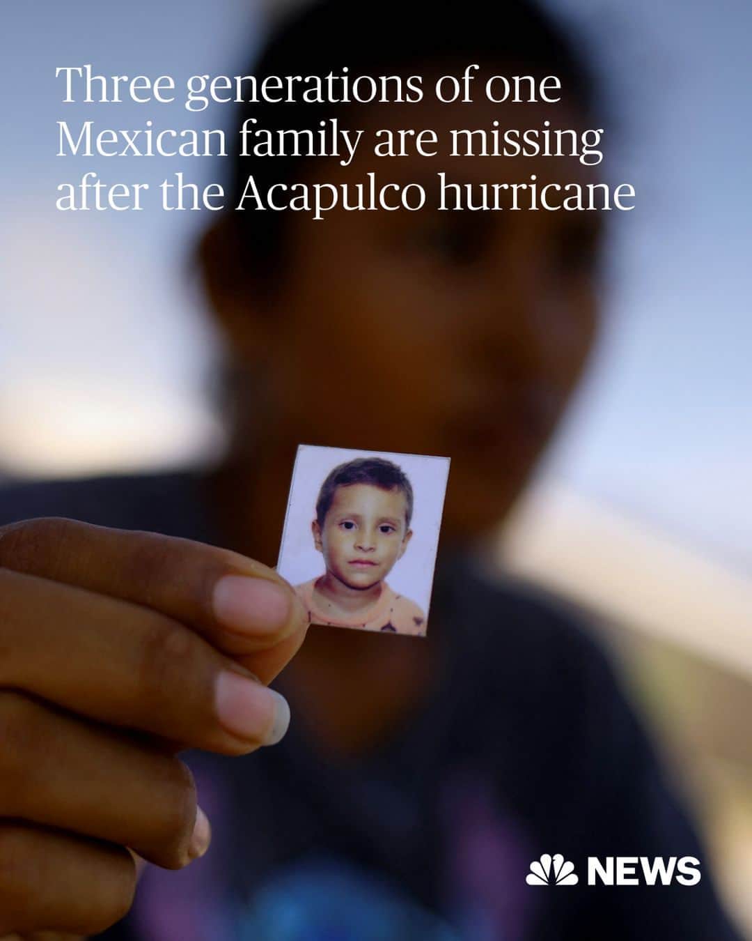 NBC Newsのインスタグラム：「For the past week, 22-year-old Maria del Rosario Saravia has waited for news of her mother, two brothers and young son since she lost contact with them the night Otis, a Category 5 hurricane, devastated the Mexican coastal resort of Acapulco.  Saravia has been camped out on the Paseo del Pescador on Acapulco Bay desperately seeking news of her family after they were lost in the record-breaking storm that killed nearly 50 people and shattered livelihoods last Wednesday morning.  “We’ll be here until we have found our relatives,” she said, speaking of her mother Maria Hilaria Delgado, 55, her 4-year-old boy Luis Alberto Lopez and brothers Luis Sebastian Herrera, 9, and Alejandro Marcelino Herrera, 31.  Saravia is one of dozens of people trying to locate loved ones since Otis slammed into Acapulco, severing communications and leaving the city of nearly 900,000 people without means of communication.  Read more at the link in bio.  📷️ Jose Luis Gonzalez / @reuters」
