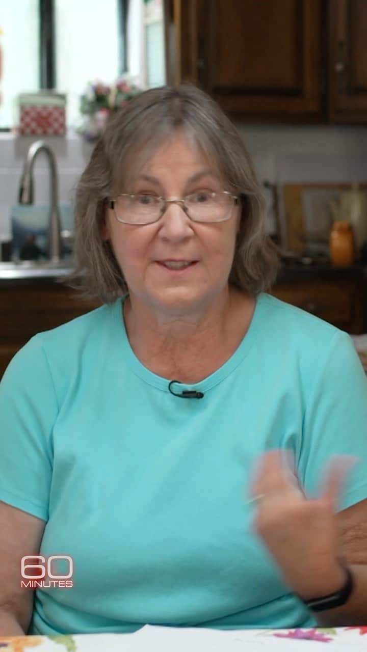 アンダーソン・クーパーのインスタグラム：「Every year, about a million Americans are told the Social Security Administration mistakenly overpaid them and they must return the money. In some cases, people are asked to return tens of thousands of dollars they received years ago. 60 Minutes, Sunday.」