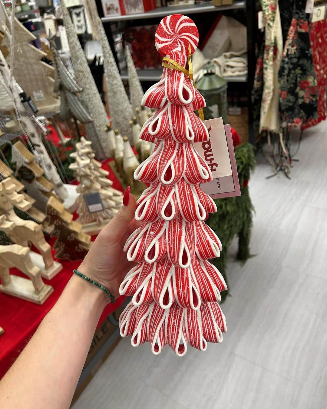 T.J.マックスさんのインスタグラム写真 - (T.J.マックスInstagram)「not the gumdrop buttons! Tag a fellow #maxxinista who loves decorating for the holidays」11月10日 8時00分 - tjmaxx